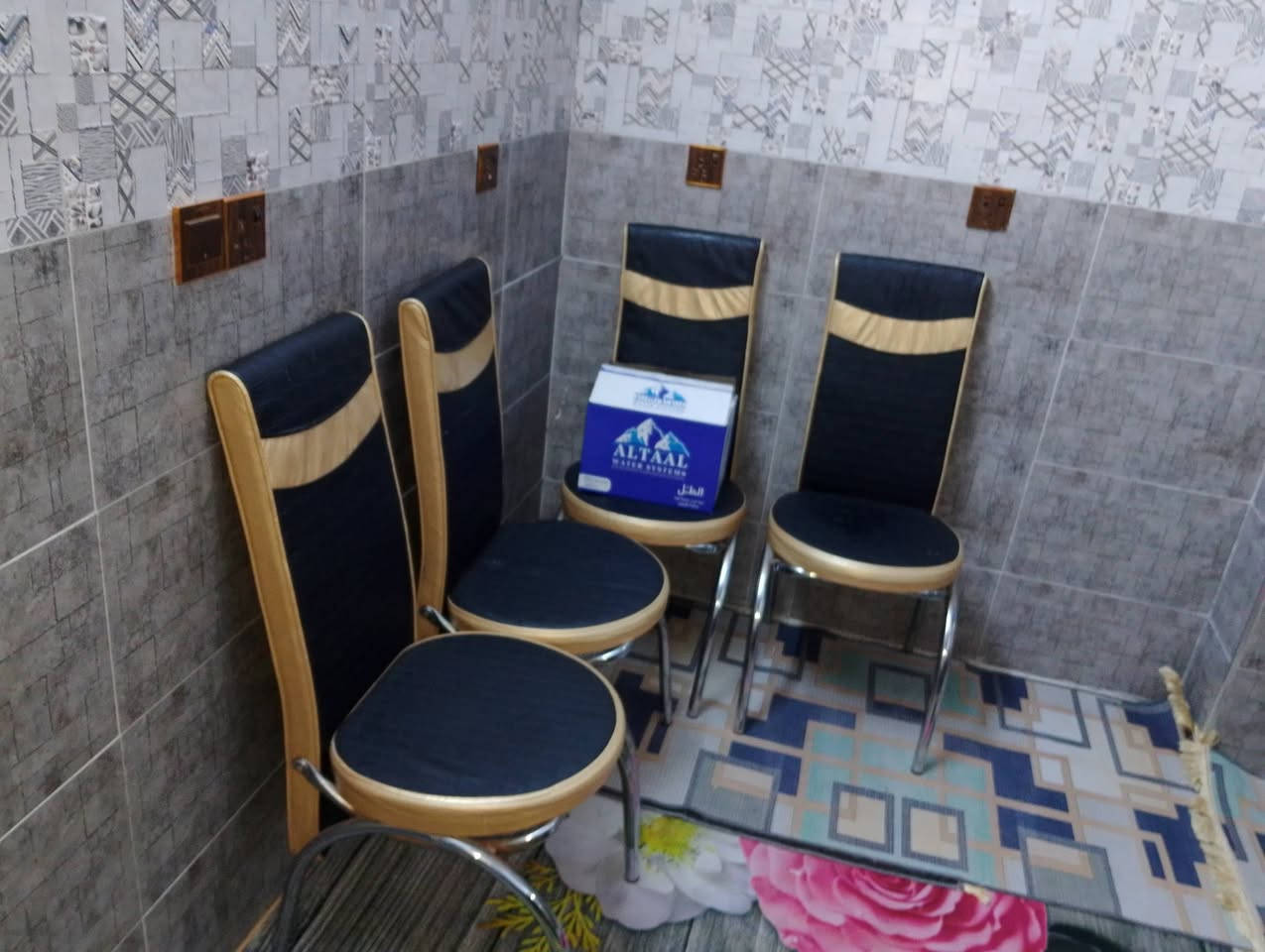 ميز طعام وتخم ديوان 10مقاعد سعر الخم 100بي مجال وسعر الميز 125لي مجال الميز جديد ست كراسي العنوان بغداد الشرطه الخامسه قرب الدعم الوجستي ***********
