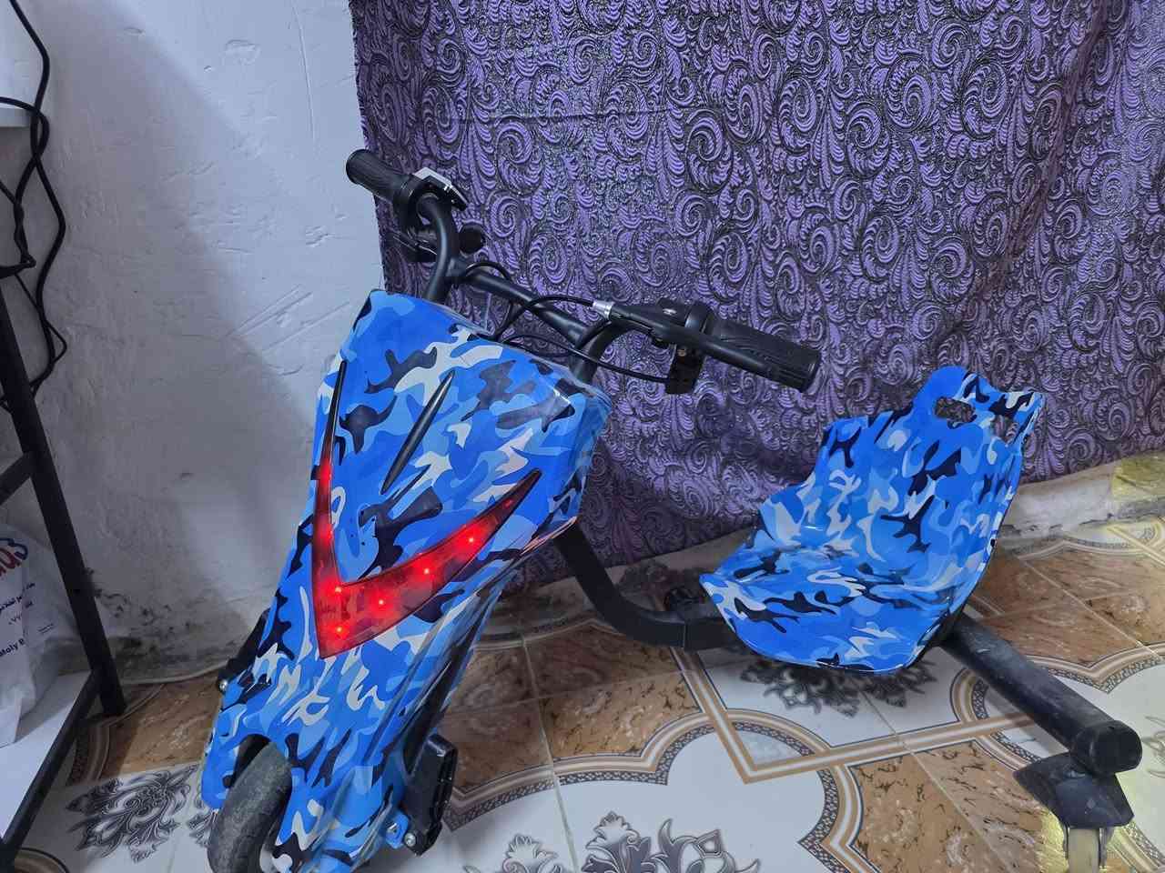 السلام عليكم
سكوتر درفت حجم كبير يتحمل حتى كبار 3سرعات 
بعده جديد لامصلح ولاشي اشتريته لابني وعافه مايلعب بي  شحنه موجوده ويكبر ويصغر وبلوتوث 
سعره 150وبي مجال 
مكاني بصره الابله شارع البلم
***********
