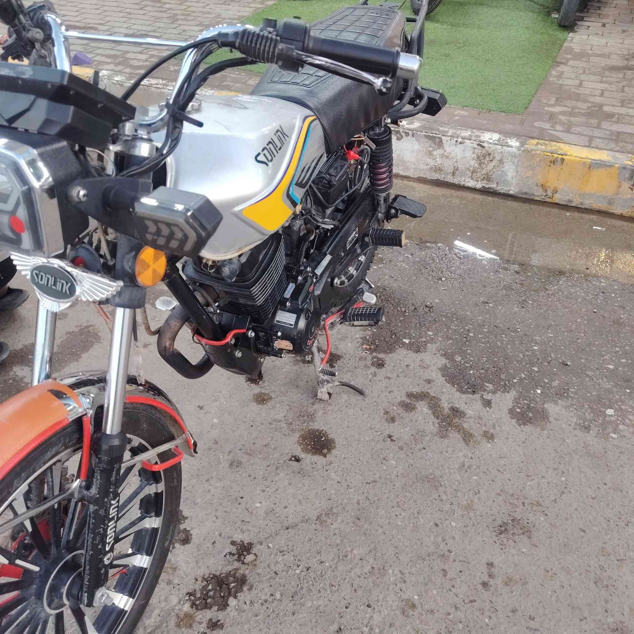 ضاغطه وزنجيل
موديل ٢٥ 
دراجه مكينه مفتوحه
السعر ٧٢٥ وبيها مجال بسيط
للتواصل ***********
