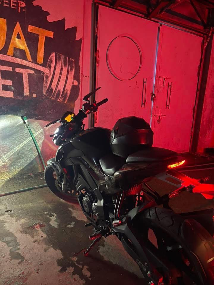 بطح بنلي 180 s ايطالي اسود طافي و نص لامع 
اخر موديل  نزل مرقمه وسنويه هم 
ماشيه 9 الاف abs
نظيفه مو ذاك الاستعمال القوي 
مرايات نينجا لونها الاسود طافي ونص لامع 
بانزين بس محسن ودهن مال شركه نظيفه كلش  
السعر راسل خاص *********** 
مكان بغداد 
عادي هم مراوس شعدك بطح نزل اذا مرقم احسن
