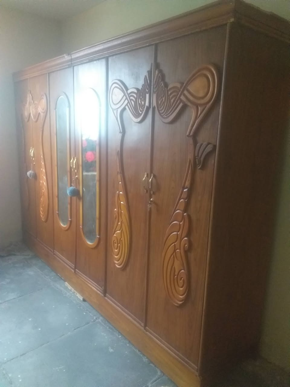 السلام عليكم للبيع كنتور ٦ ابواب صاج  اسعر ٢٥٠ الف  هاتف ***********
