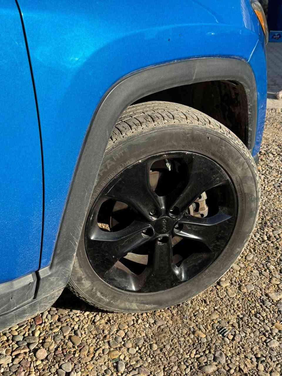 السلام عليكم اخواني.جيب كومباس2019 للبيع ماشية تقريبآ 80 لون مميز سيارة نظيفة مال بيت وحادثها بسيط لا تتيود والسيارة مواصفاتها معروفة  محرك اربعة سلندر2400موجودة في زيونة وسعرها 122ورقة وبيها شي بسيط صور حادثها بالمنشور والسونار هم بالمنشور للاتصال***********
