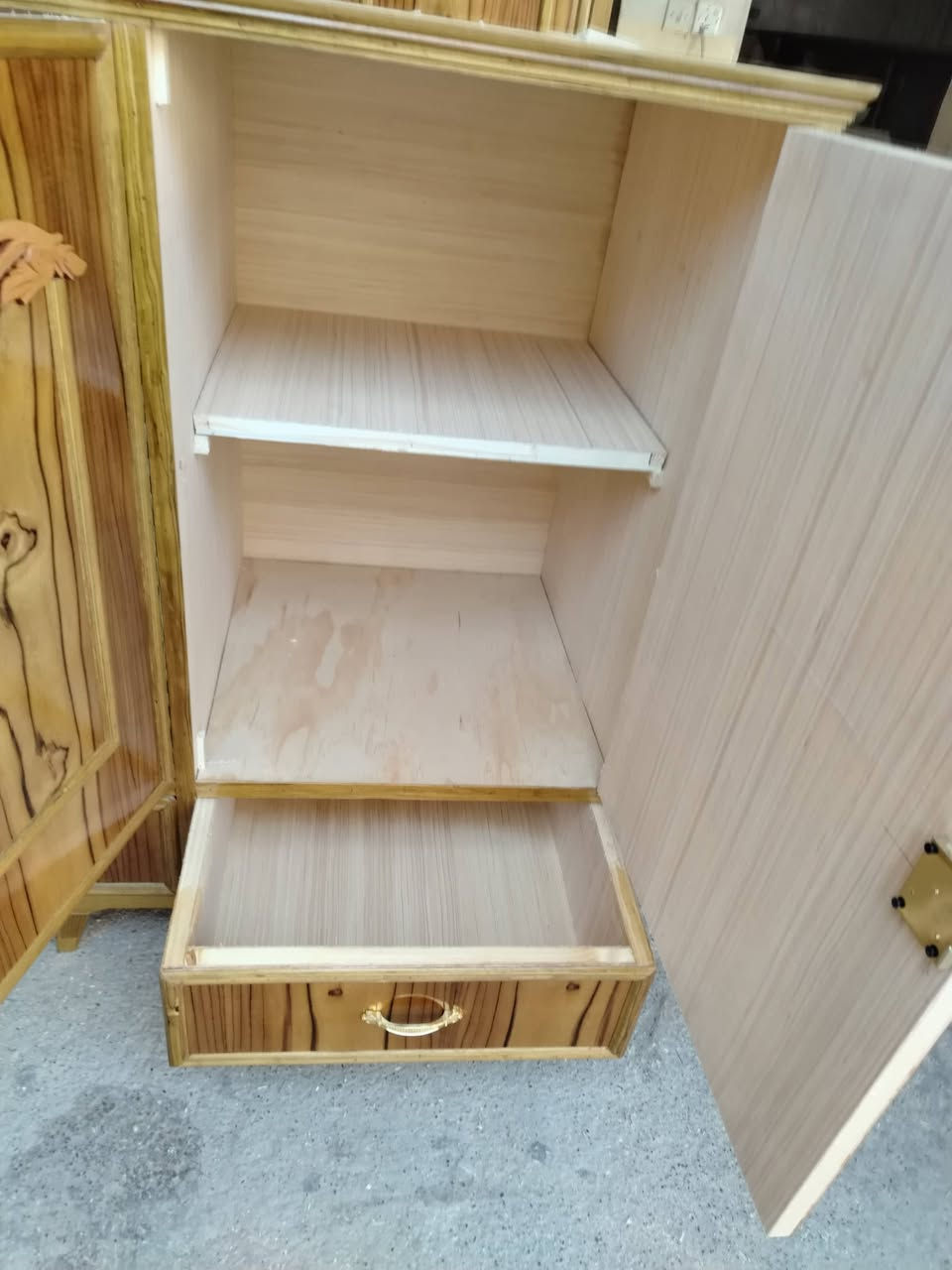 كنتور ناصي اربع أبواب مع جكمجة شغل جديد درجة أولى  شرط ضمان السعر 300الف للاستفسار***********
العنوان حسنكوي
