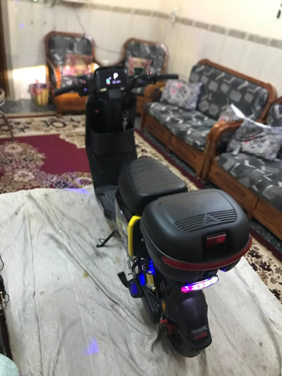 من رخصة الادمن دراجة R11 ونلي سرعة 80km عدد البطاريات 5 ملف 2000w الدراجة اخت الجديدة ماشية 5 الاف دراجة مشدودلها صندوق + ستاند موبايل + دسكات جديدة ام بي ثري الكهربائيات كلها شغالة الدراجة بيها بك R الرجوع للخلف اربع سرع شلعة تشك الكاع دبل اشارة والفدرالي تشتغل على الكرت والسويج شاحنة جديدة ام العداد تخم ويارات اصلي للبطاريات شادلها مري هم وياها والتجوة والكشن الخلفي موجودات وياها السعر 550 الف وبيها مجال بسيط واسف على الاطاله 
مكاني اعظميه. او قاهره تواجدي 

+964 771 230 2067
للاستفسار اكثر هذا  رقمي
