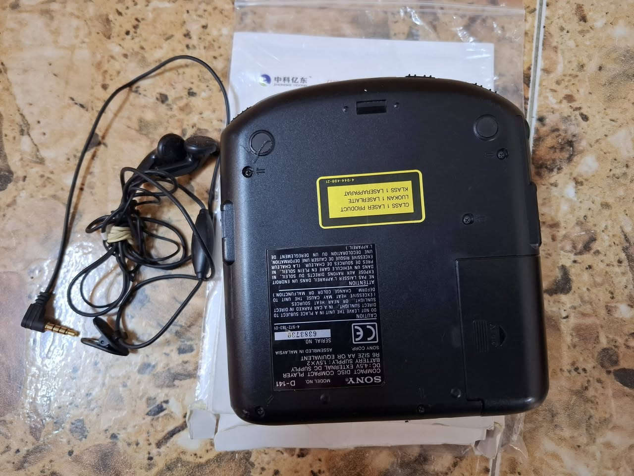 مشغل اقراص خارجي حديث اصلي ماليزي شرط الضمان والفحص ويعمل بخاصيه بطاريات نيثيوم ازغار مال ريمونت ويشغل cd/dvd واشتغل ام بي 3 تسجيل وتحويل من كاسيت إلى قرص يوجد توصيل اتصال [***********]
