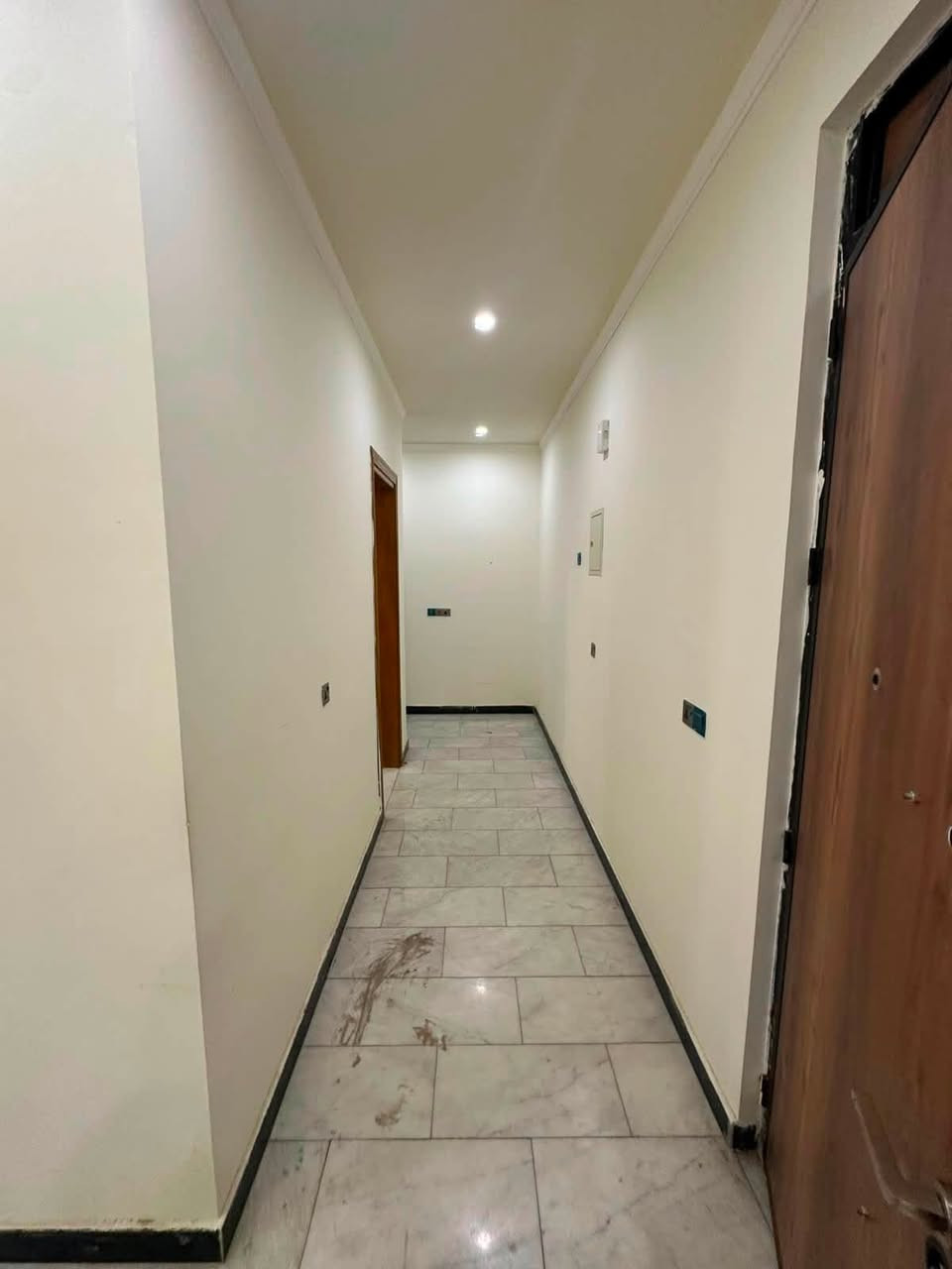 🏡 مكتب البيت الملكي 🏡

للإيجار – ثلاث وحدات سكنية زيرو

مواصفات كل وحدة:

* غرفتان نوم
* صالة
* مطبخ
* حمام

الأسعار:

* الطابق الأرضي: 850
* الطابق الثاني: 750
* الطابق الثالث: 700

📍 موقع المكتب:
السيدية – الضباط – شارع المركز 

📞 للاستفسار والتواصل:
***********
