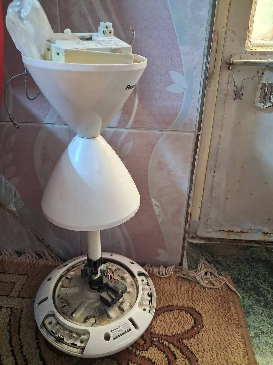 مبردة مستعملة شغالة كاملة مع مروحة سقفية شغالة سرعة بطيئة رسالة اولى بغداد هاتف واتساب***********
