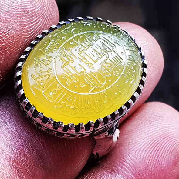 اللهم صل على محمد وآل محمد عقيق يماني اصفر منقوش بالوسط الاستغفار والداير الايه المباركه 
وبشر المخبتين الذين إذا ذكر الله وجلت قلوبهم والصابرين على ما أصابهم والمقيمي الصلاة ومما رزقناهم ينفقون
نقش النقاش حميدالموسوي
صياغه علي عنوز
*********** 
***********
