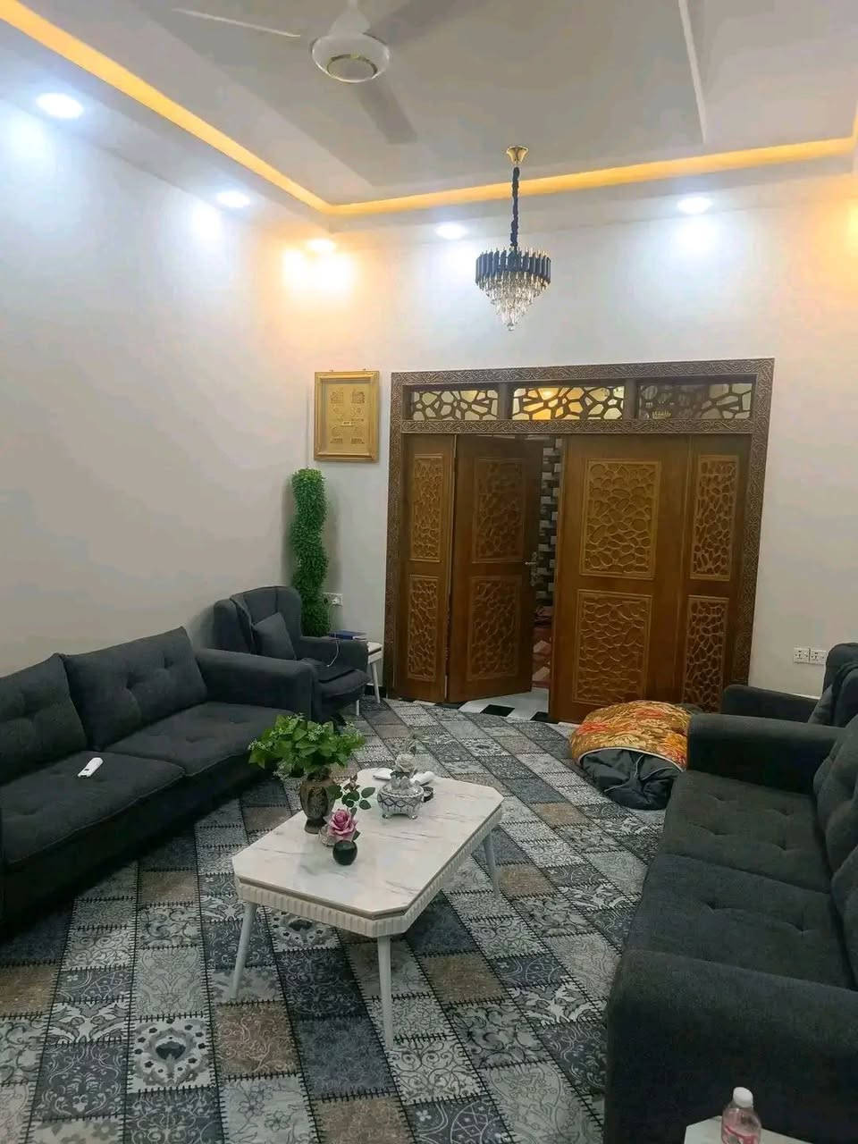 بيت للبيع مقاطعة 36 بالموحية بنص السكن مكان مميز جداً المساحة 200م السعر 260 ومطلوب اسكان 15يعني المشتري يدفع 245 ويتحولا عليه الإتصال ***********
