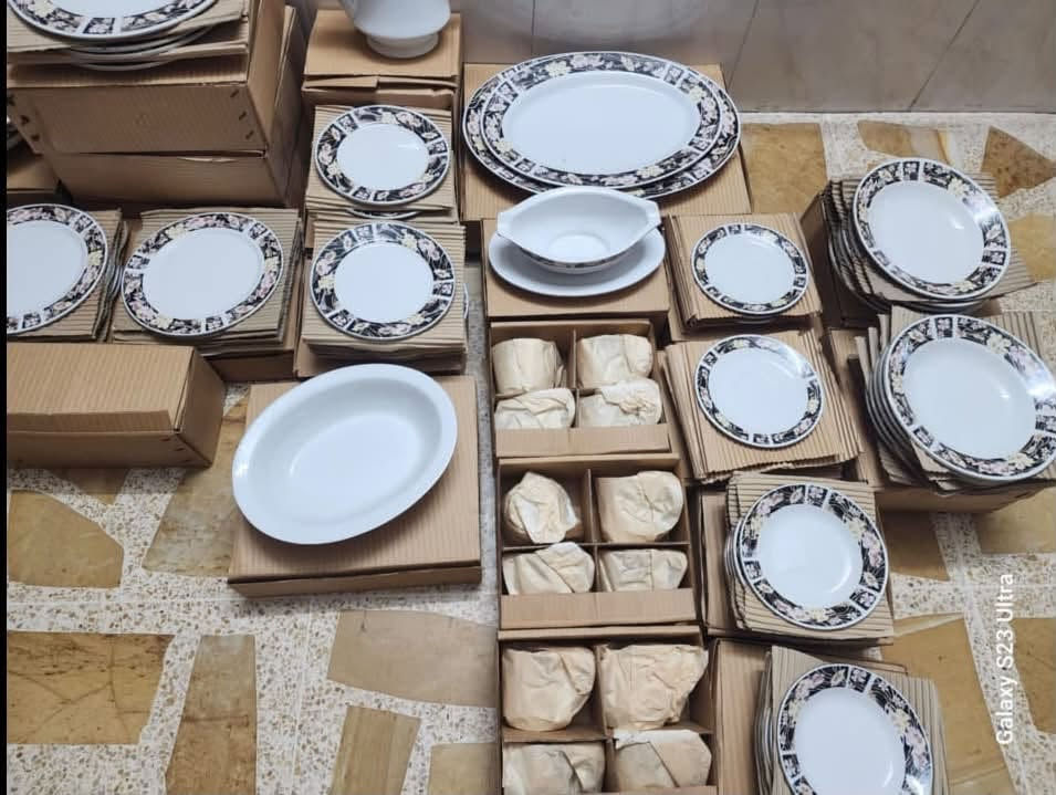 سيت أسواق مركزية قديم
١٢ عميق صغير 
قوري مصب شكردان
سوب دان 
١٢ كوب 
١٢ طبق كوب 
١٢ شطح كبير 
جدر 
١١ عميق 
١٢ شطح صغير 
كاسة كبيرة

السعر ……… ع خاص  
***********
