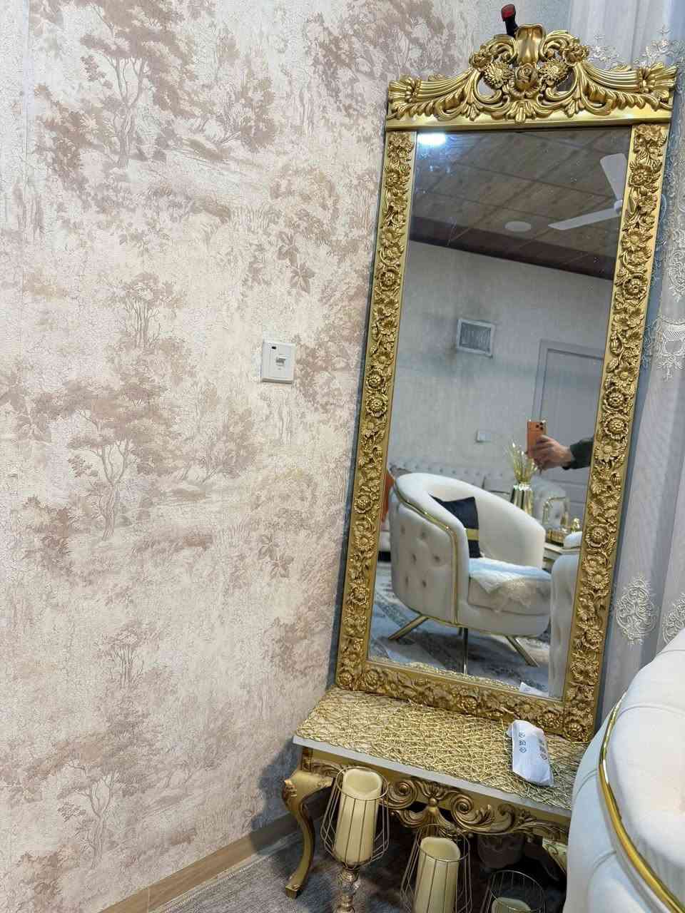 ئاوینەو سەعاتی کونسوڵ
هەردووکی ٧٠هەزار قوفڵ هەر لۆک لۆکە 
یەک فلس مەعامەلەی نییە تکایە
لەوە هەرزانتر مەگەر بێژم وەبەلاش بیوە 
***********
هەرچیتیش هەیە لێو ئەکرم
