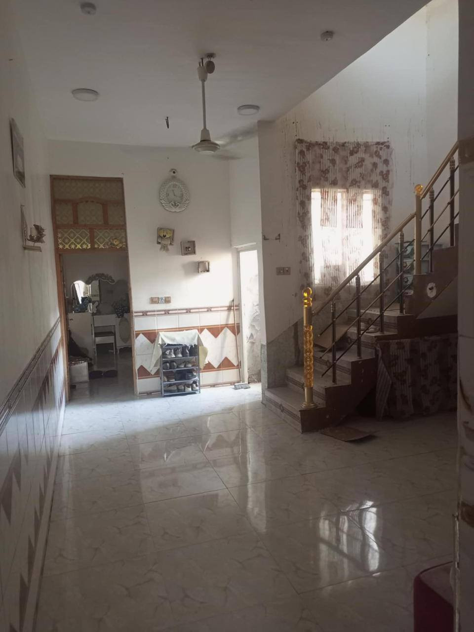 سلام عليكم مشتمل طابقين جدا مناسب للبيع الموقع حصن جعفر المساحة ١٠٠متر قريب جدا ع شارع ٣٠سده الوسطاني وضع البناء كلش نضيف يحتوي الدار ع غرفه وصاله ومطبخ واستقبال ومجمع صحيات والطابق الثاني غرفه وصاله ومجمع صحيات  للأستفسار ***********
