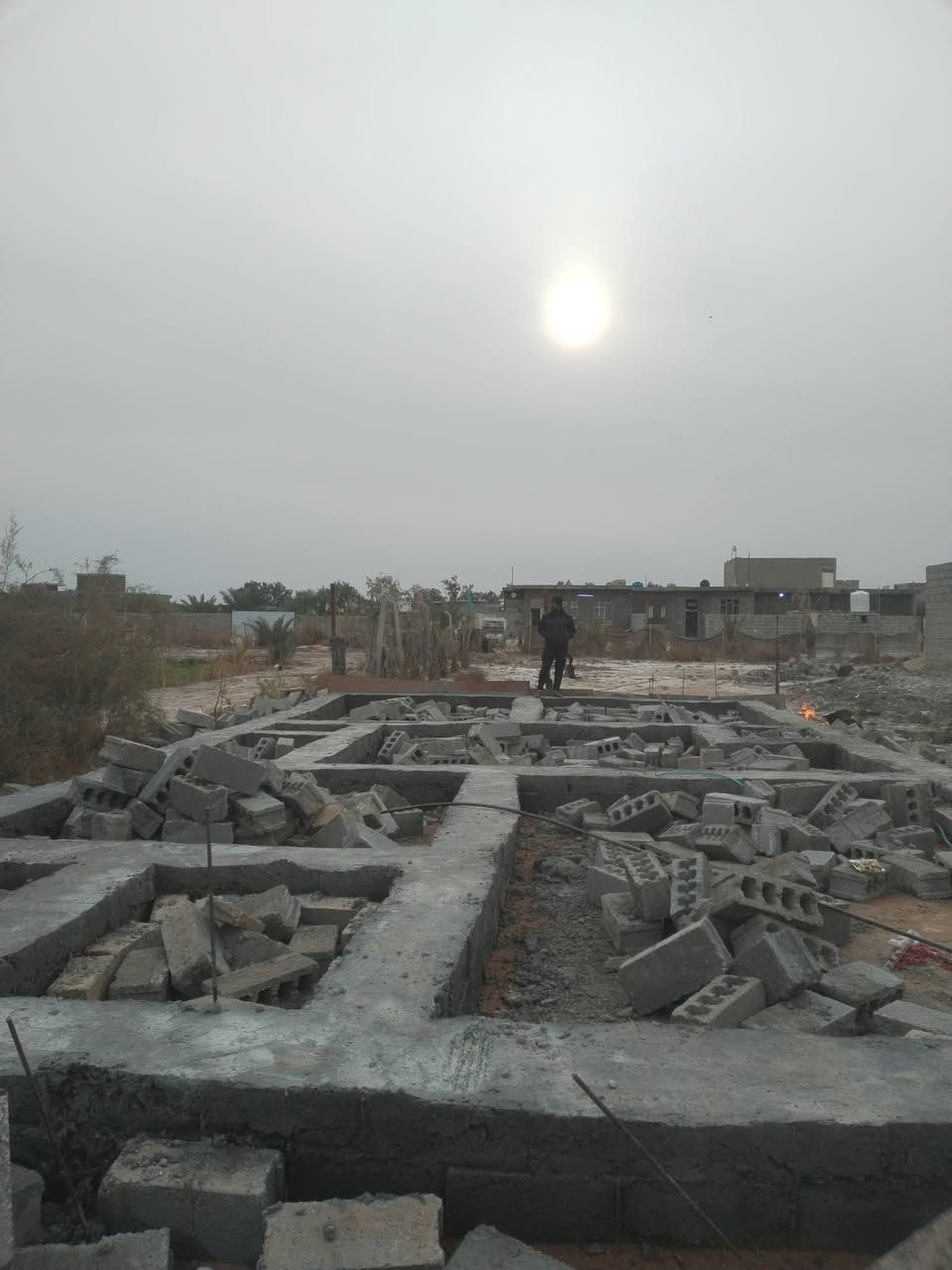 السلام عليكم قطعه له البيع سعر مناسب كلش مساحة ١١٠ زراعي قرفتين وصاله ومناور ٢ واستقبال ومطبخ مدفونه ومحدوله ومدكوكه رباط مع ٧٥٠ بلوكه رقم الهاتف ***********
