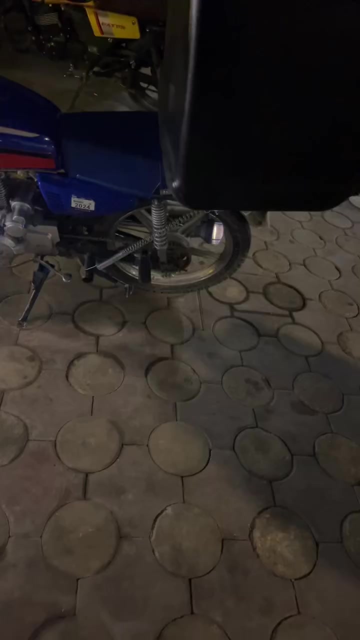 السلام عليكم دراجه ايراني موديل 21 ومحرك 24 لو 25 جديد دراجه نضيفه وضفيره جديده عوزها فقط راجز صلف سعره 10 لو 5 ويرادلها تفيلس الدراجه بيها ورقتين وبيها ختم مال كمرك بس ما اعرف مكمركه او لا ما اضمنلك مكمركه السعر 550 وبيها مجال قليل *********** هذا رقمي وهذا رقم الواتساب ***********
