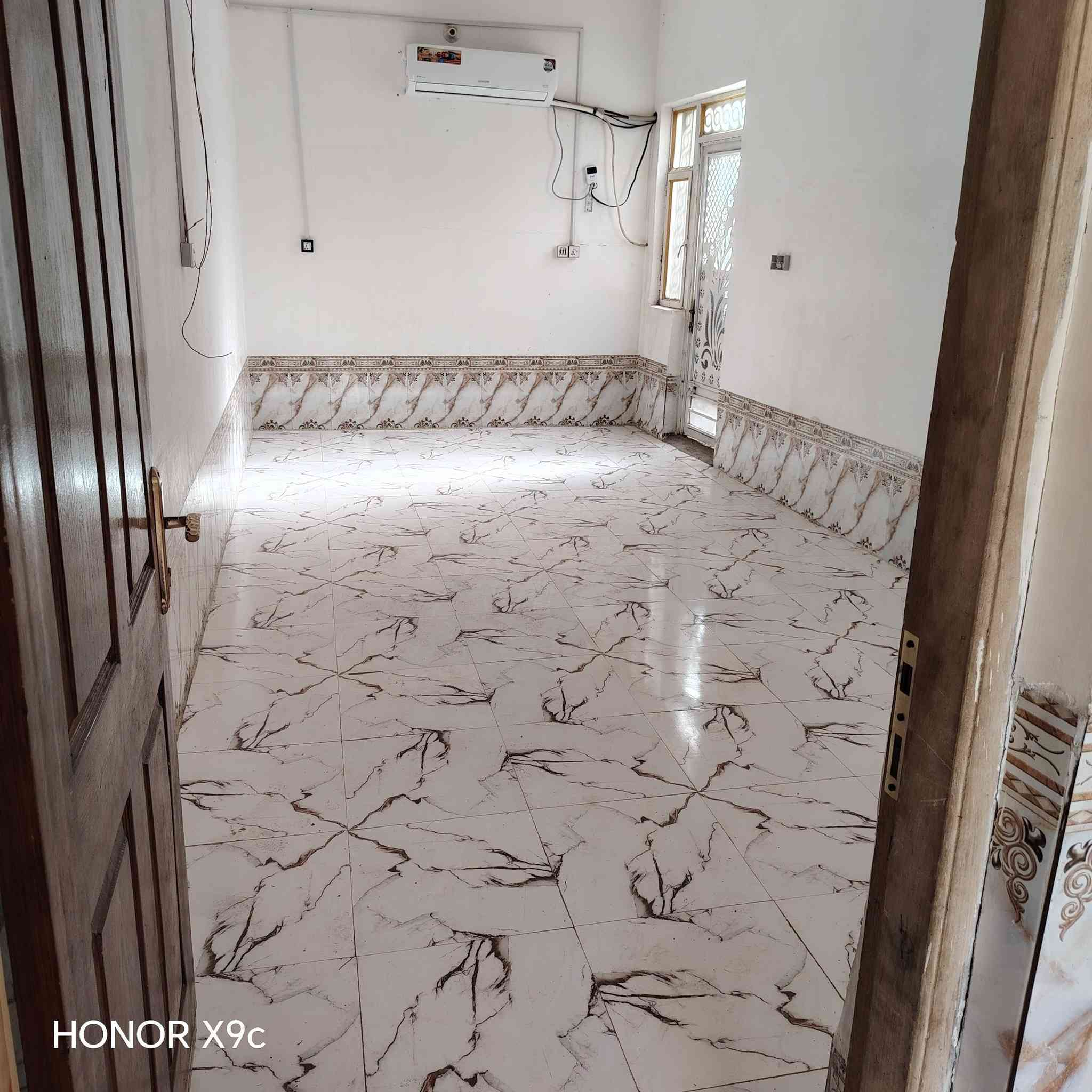 سلام عليكم بيت ١٠٠ متر الفتاحيه شارع المركز الفرع الثاني للبيع غرفه وصاله ومطبخ وصحيات وكراج  السعر ٧٥ وبي مجال
***********
