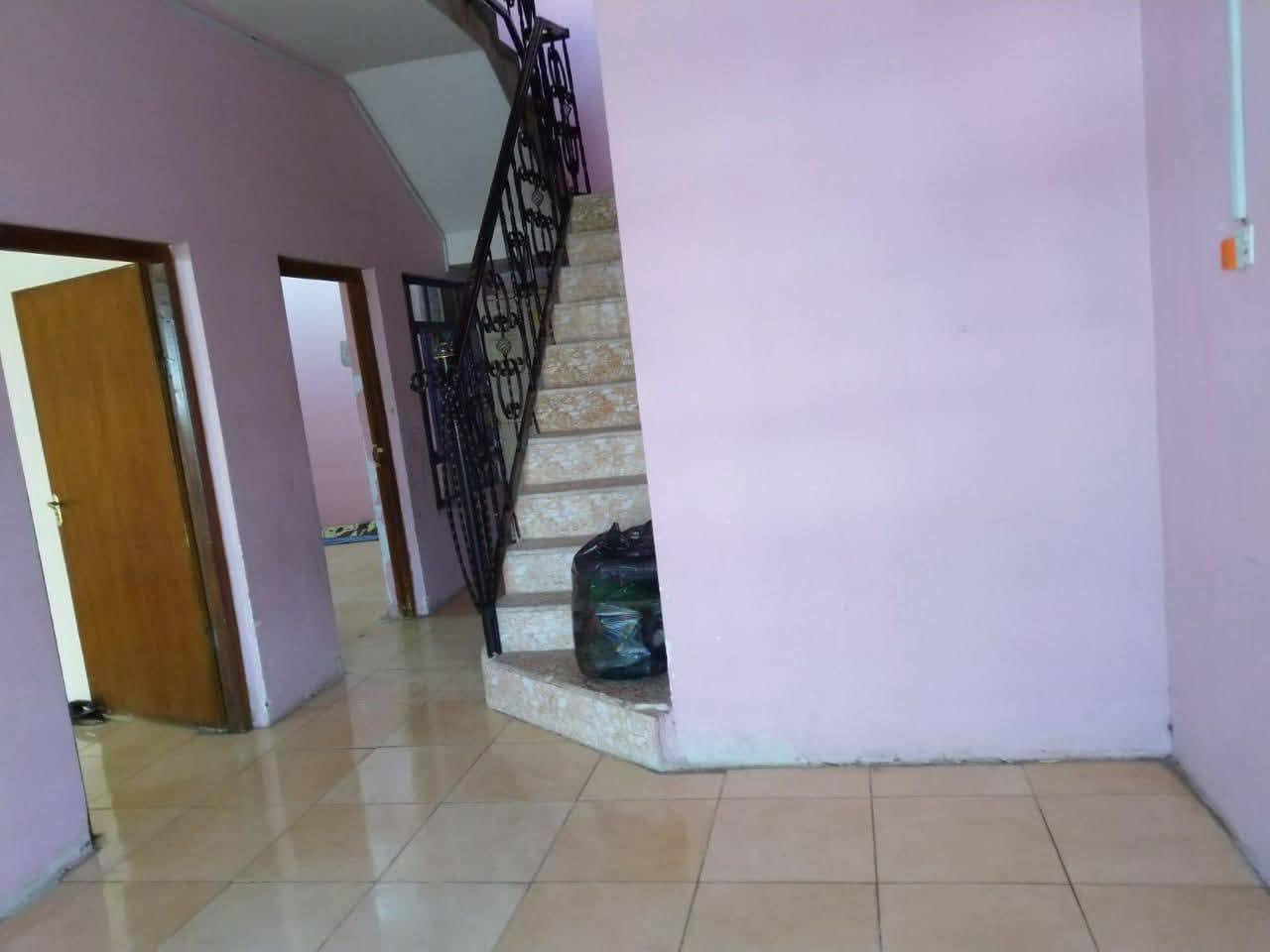 شقه طابق اول بالابله يحتوي على غرفتين وصاله ومطبخ وصحيات
سعره 400 قفل 
***********
