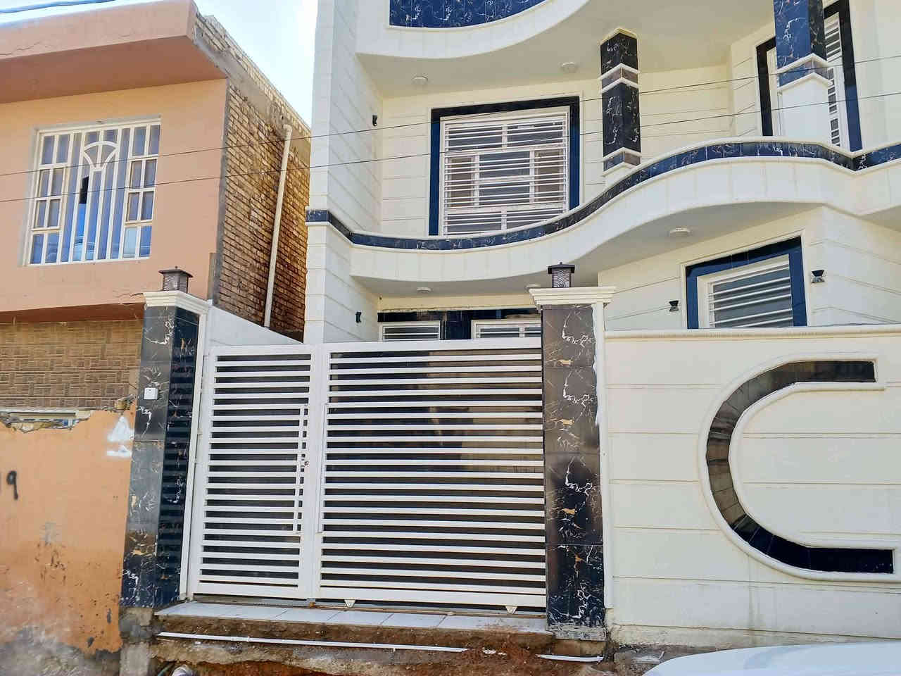 دار سكن للبيع طابوو صرف 

حي الجامعه قرب مدرسة السجئ

مساحته 200متر طابقين بناء حديث 

غرف نوم 4 صالتين استقبال مطبخ صحيات

للاستفسار الاتصال على الارقام 

***********

***********

مراجعة مكتب الساقي للعقار حي الجامعه 

مقابل عامود 588 مباشر على الشارع العام
