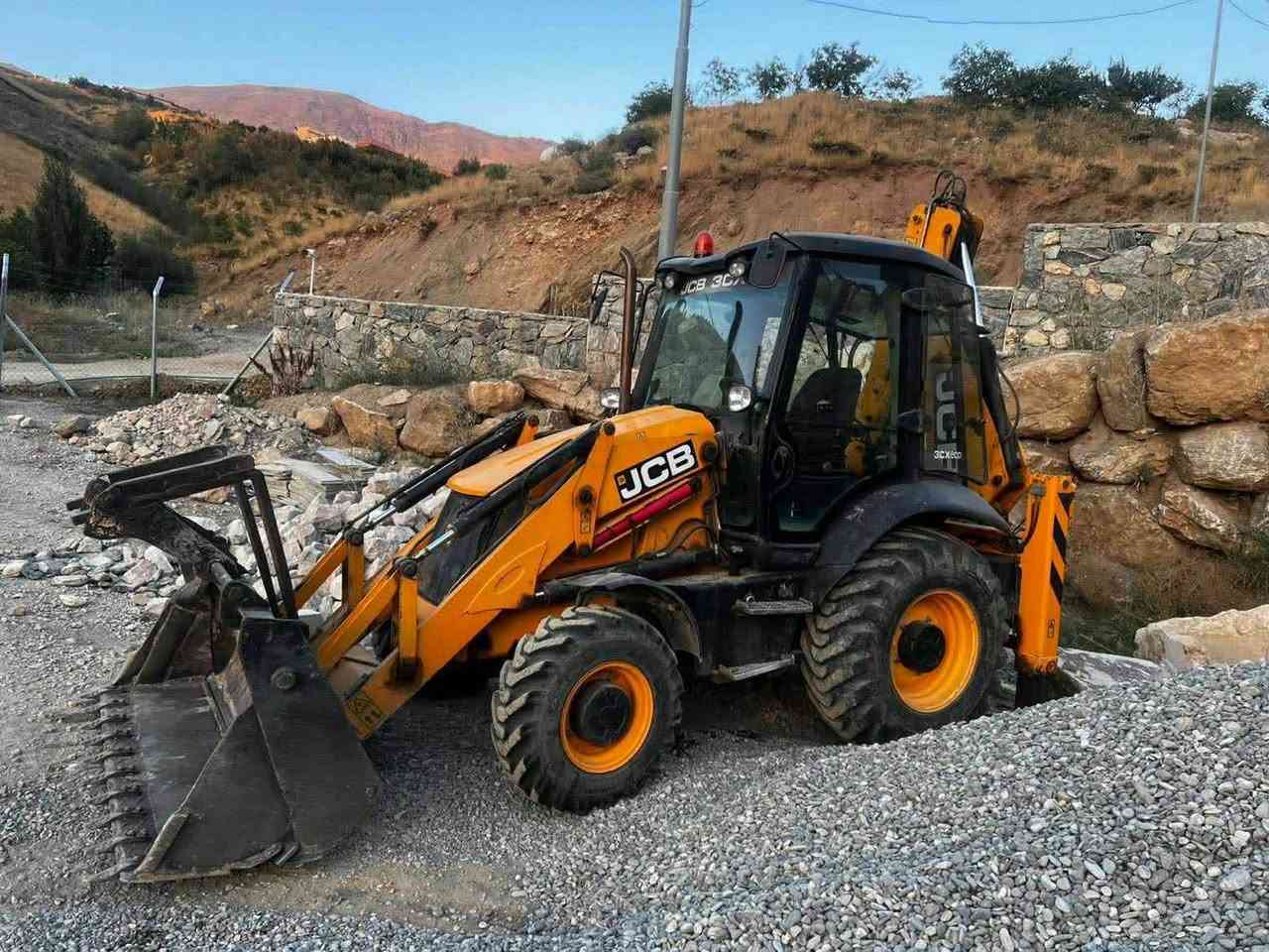 للبيع  jcb موديل2012 رقم سنوية جديد اربيل مكان اربيل ***********
