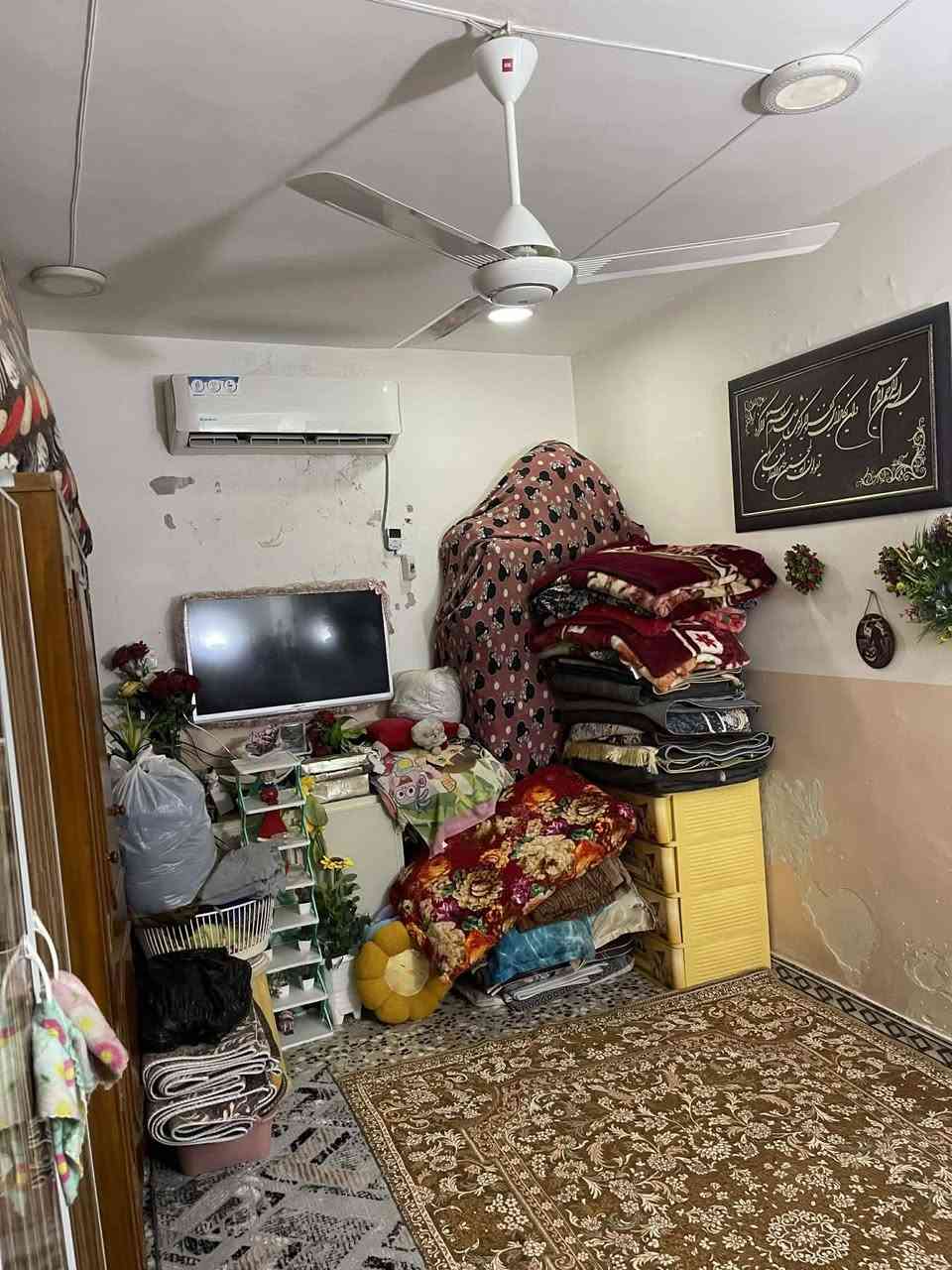 السلام عليكم بيت للبيع ،مساحه ٨٤. متر طابقين يتكون الطابق الجوه من ٣ غرف ومطبخ وصحيات والطابق الفوك ٢ غرف كبار وبيتونه ،،بناء جديد الطابق الفوك،،،العنوان شارع ١٣ مقابل بيت عبد الخالق مجاور كرزات الجود ،،الاستفسار ع رقم ،،***********.    ,***********.
