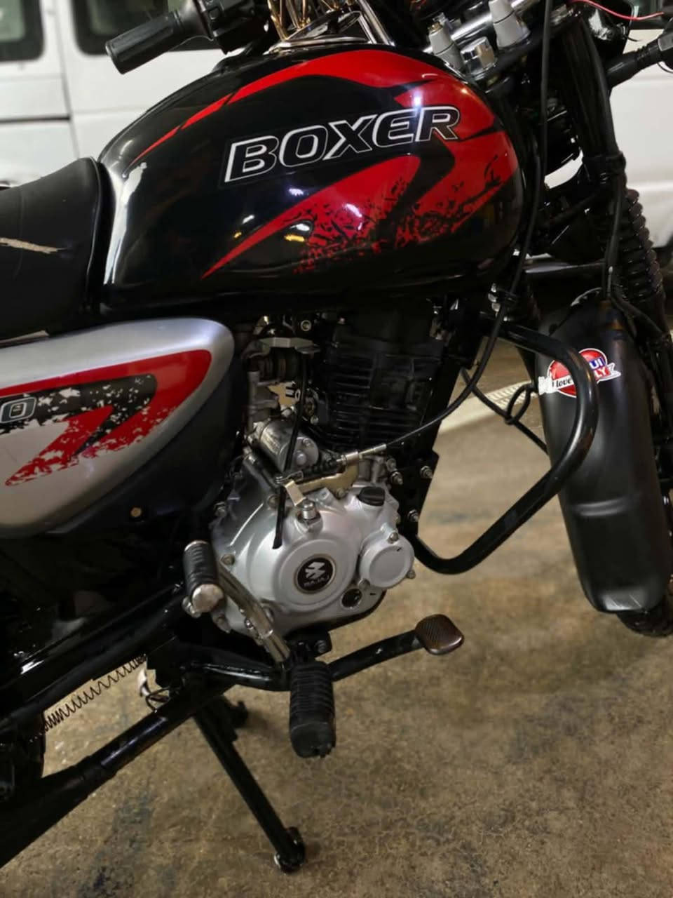 بوكسر موديل 23 20 ماشية 38 الف حقيقي الدراجه مكفوله كفاله عامه من. ضرب صبغ تجفيت محرك بلاديه ممفتوحه برغي منه على وضع الشركه...................
لاتبخير لاتنقيص شلعه معدل ربع نكره ..............
 على وضع الشركه السعر (مليونين 500) وبيه مجال العنوان 
بغداد قرب مستشفى الإسكان 
*********** بغداد, العراق
