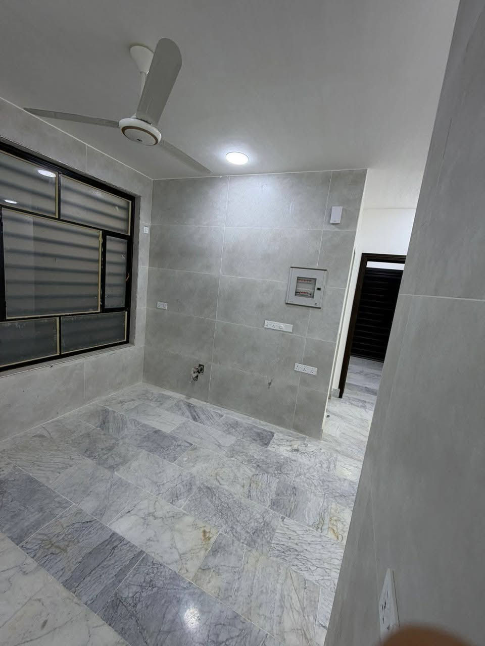 شقه للايجار
١٠٠م مربعه
موصفات عاليه من ناحية البناء
بسعر مناسب
متكونه من
٢غرف نوم صاله مطبخ مجمع صحيات
منظومة كهرباء عل مدار الساعه
ســـــيد منتــظر للاستثمار العقاري 
للاستفسار التواصل معنا
،.***********
