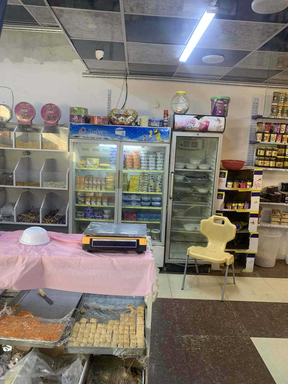 السلام عليكم اسواق للبيع الاسم  ماركت الضاحي الموقع سايدين الرفاعي الاسواق متكون من خمس عارضات وثلث برادات وثلث عرضات شركات وسستم كامرات ومخزن للتواصل على هاذا الرقم بي واتساب *********** مكلف بل نشر
