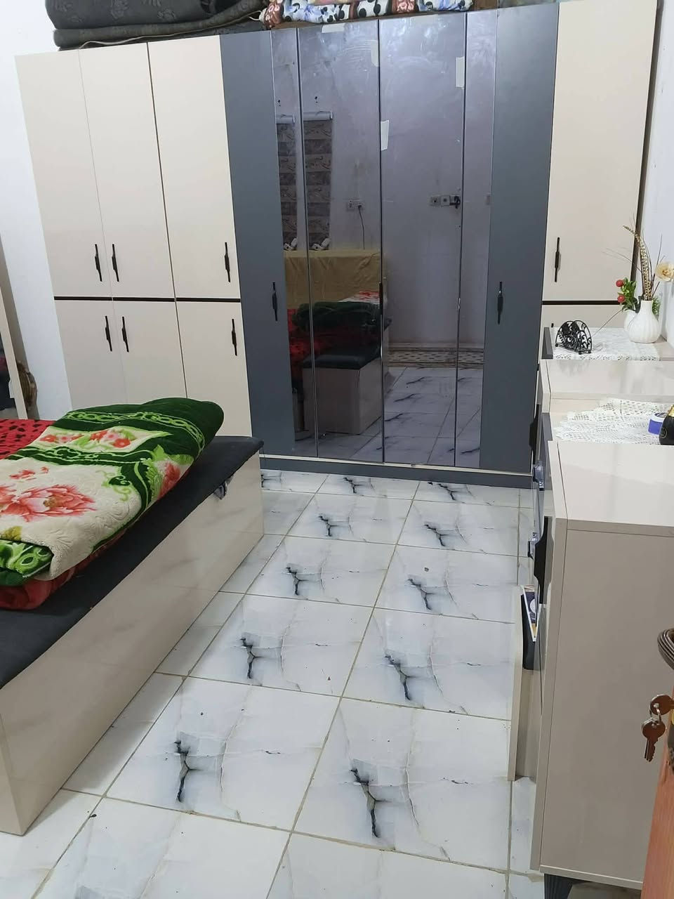 يعلن مكتبنا عن توفر عقار للبيع
بيت بل جزيرة الفيروزيه الجسر الأول  طابقين المساحه ١٥٠متر طارمه وحمام خارجي واستقبال ومطبخ وصاله وحمام داخلي ومنور وغرفه. فوك غرفتين وصاله وحمام وسطح السعر ٩٨ مليون مع الكاونتر
***********
