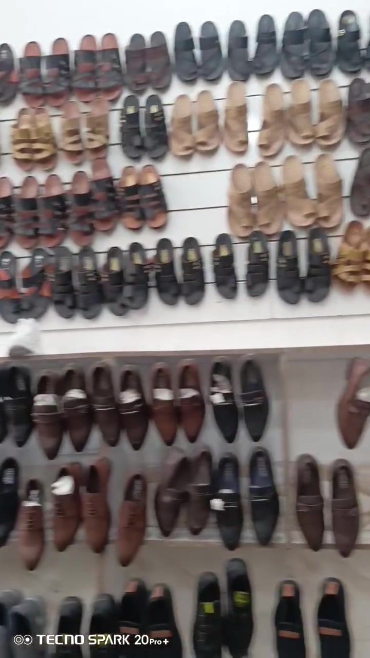 السلام عليكم بضاعه محل للبيع كامله مع الرفوف العرض مع الكامرات  البلازمه مع المبردات اي شي داخل المحل للبيع ان شاء الله  السعر  مناسب ***********
