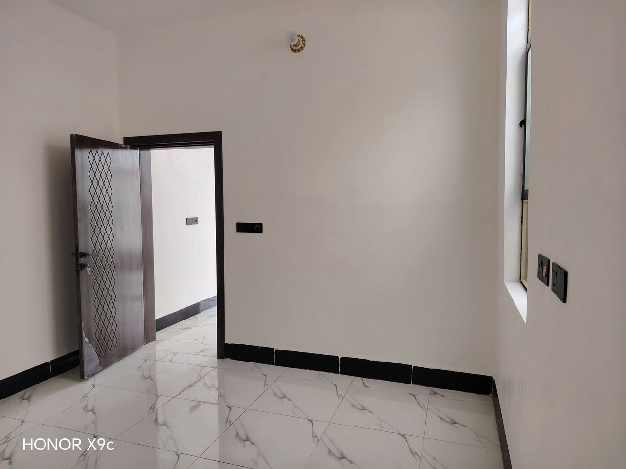 المساحه ٦٠ م طابو زراعي نجف مقابل ملحق قرية الغدير
البيت جديد وجاهز 

بناء حديث// طابوق جمهوري 🧱// صب كونكريت مسلح /// سطح كامل //  

#ملاحظه البيت قريب لشارع الصب ولسوك مباشر 

السعر 27 مليون 💸
للاتصال *********** وأتساب
