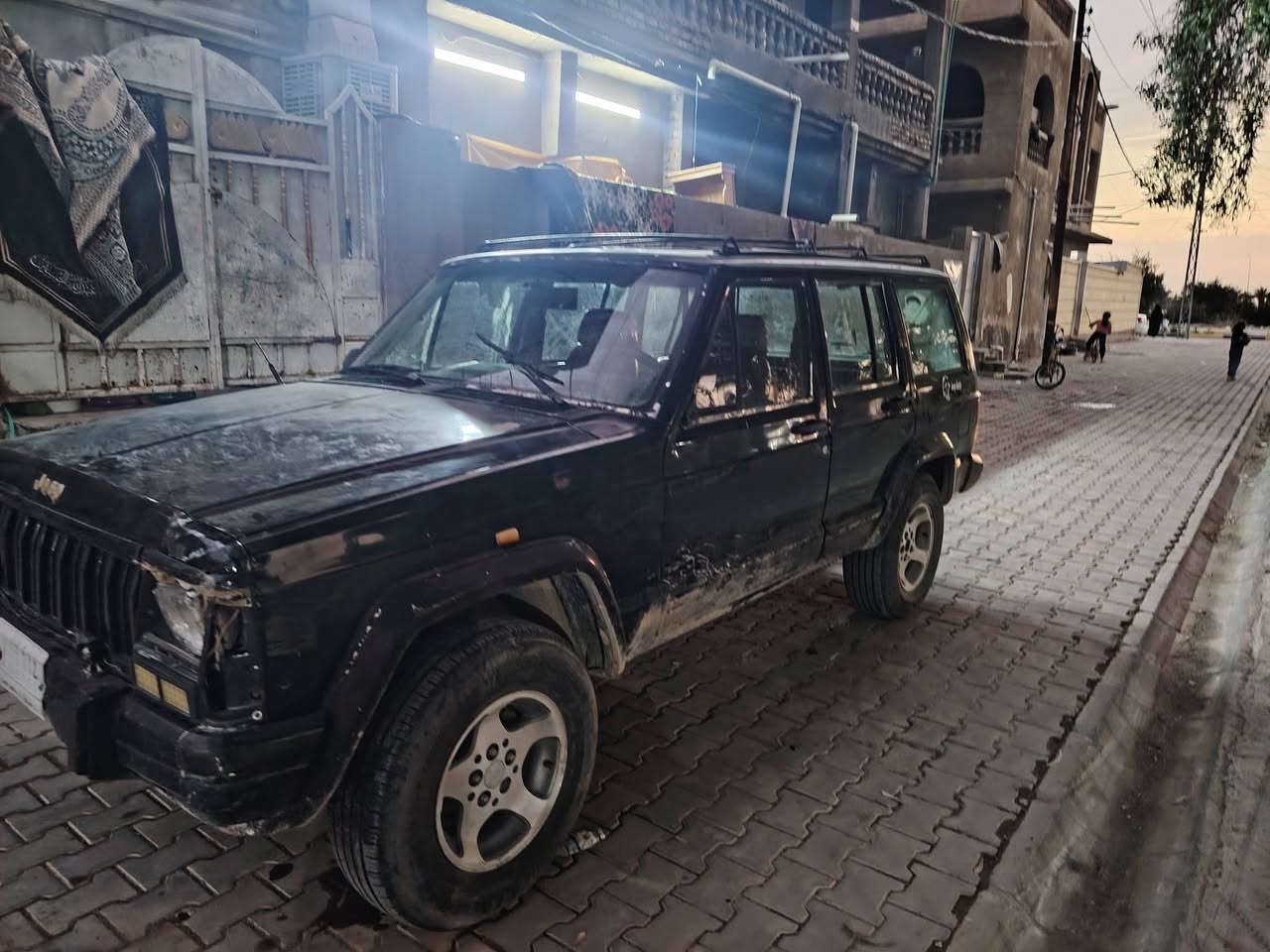 جيب شيروكي موديل 90 واسط مكينه ثنين ونص بطه ***********
