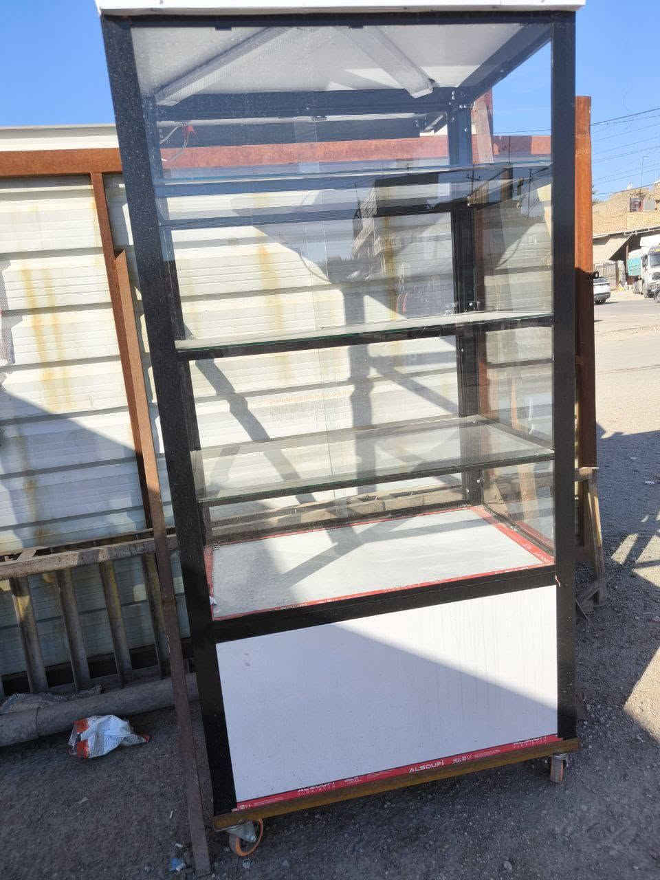 باترينة او عارضة زجاجية متحركة جديدة
تحتوي ع 4 رفوف زجاجيه  
وتحتوي ع تخزين 2 رف 
جميع الابواب تحتوي قفل 
سعره 400 الف 
مشتغل بيه فقط 4 ايام 
للتواصل رقم الواتساب :- ***********
مكاني الحرية
