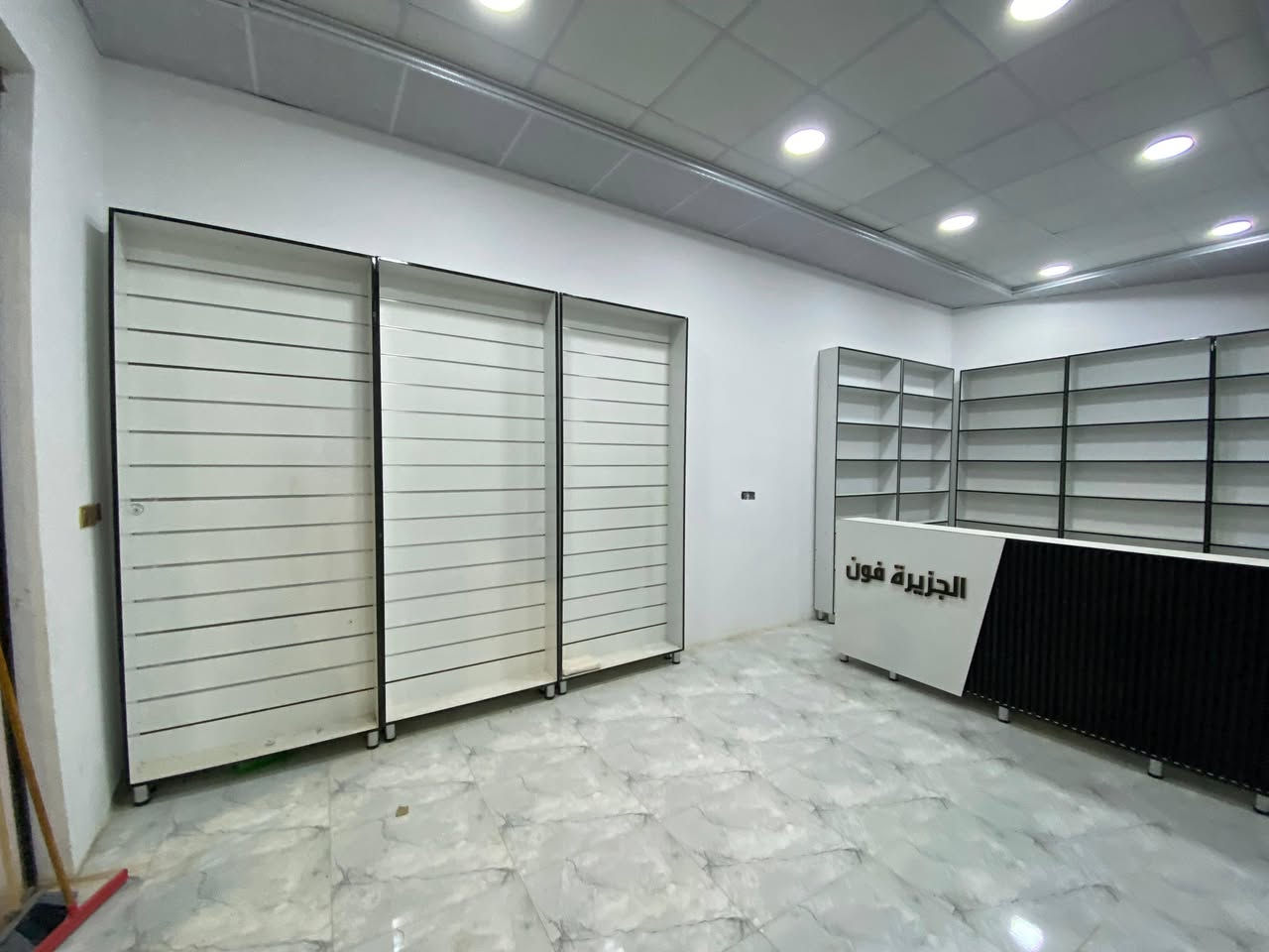 سلام عليكم يوجد رفوف محل موبايلات جديد ما مستخدم العنوان الرمانه يم الجسر الاستفسار ***********
