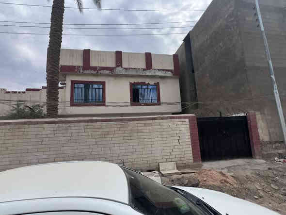 سلام عليكم بيت الايجار مساحته 300متر بيت نظيف جدا طابقين يتكون من 3غرف نوم العنوان حله منطقة المحاربين قريب جدا على شارع 60سعر الايجار 350 واستفسار اكثر او لاتصال على الرقم التالي 
***********
