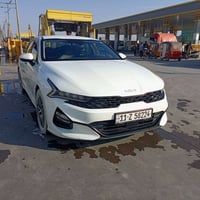 للبيع K5 موديل ٢٠٢٢ لون صدفي ابيض رقم بغداد محرك ٢٠٠٠ وارد كوريا بانزي...