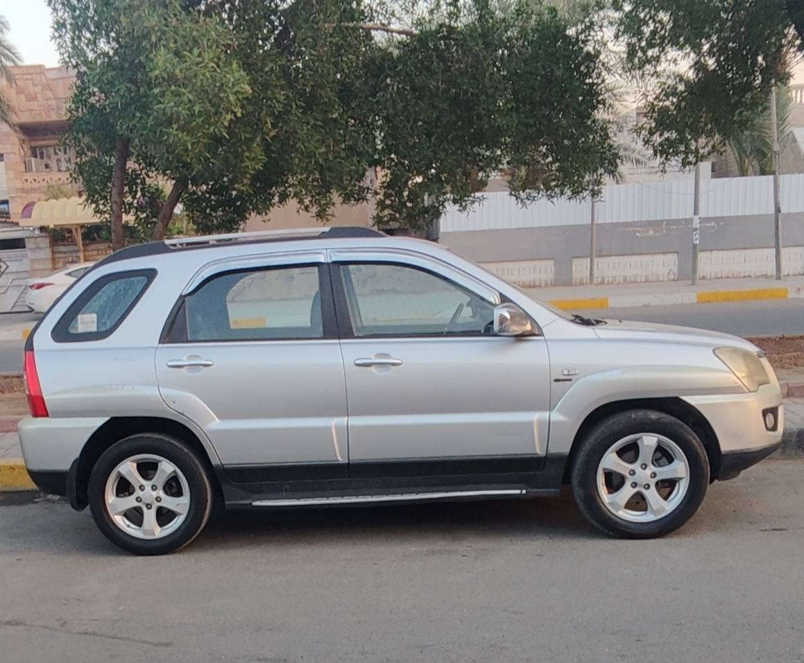 سلام عليكم سبورتج للبيع موديل 2009 
مال جناي رقم بغداد مشروع وطني 
السيارة باسمي تحويل مباشر 
السعر 120 وبيها مجال
مكاني بغداد
***********
المواصفات

مكينة نظيفة 2000c دوش
يدات الباب والسستم نيكل 
فتحة سقف
حساسات خلفية
تحكم تبريد بيانو
مري شفط
تدفئة كشنات
تحكم استيرن ومايك
نظام Abs يعني اربع دسكات
دبل صالنصه
مواصفات كير عادي و اوتو 
تقفيل ذاتي
زجاج السائق auto ضد لمس اليد يعني ترجع تنزل
جكها و حتى السبير السياره جدا نضيفه
ماشية 182000km
 وتبريد منظومه جديده ثلج وتدفئة
بيها بارد بسيط باب السايق صفحة الجاملغ  فقط
وسونار موجود
السعر 120 ورقة
