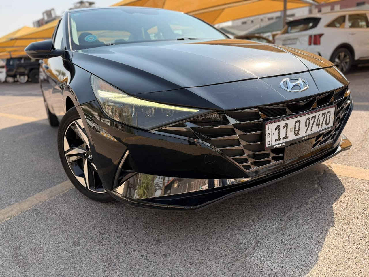 ✅ الموديل: Hyundai Elantra Limited Hybrid 2023
✅ المحرك: 1.6 لتر Smartstream Hybrid GDI

✅ القوة الإجمالية: 139 حصان

✅ ناقل الحركة: أوتوماتيك DCT من 6 سرعات

✅ نظام الدفع: أمامي (FWD)

✅ استهلاك وقود اقتصادي جداً يصل إلى حوالي 50 ميل/غالون (ما يعادل أكثر من 21 كم/لتر) حسب ظروف القيادة. (Kbb.com)

🔹 مواصفات Limited الأعلى تجهيزاً:

•  فتحة سقف بانورامية

• شاشة عدادات رقمية 10.25 إنش

• شاشة معلومات وترفيه 10.25 إنش مع الملاحة• Apple CarPlay و Android Auto

• نظام صوتي BOSE فاخر• شاحن لاسلكي للهاتف

• مقاعد جلد فاخرة

• مقاعد أمامية مدفأة ومبرّدة

• مقعد السائق كهربائي مع حفظ الذاكرة

• فتحة سقف (Sunroof)

• تشغيل بصمة ودخول ذكي

• إضاءة داخلية Ambient Lighting

• كاميرا خلفية وحساسات اصطفاف

• مثبت سرعة ذكي (Smart Cruise Control)

• نظام المحافظة على المسار

• نظام مراقبة النقطة العمياء

• نظام التحذير من الاصطدام الأمامي والكبح التلقائي

• حساسات وأحدث أنظمة السلامة من هيونداي. (Kbb.com)

📏 المواصفات الفنية:

• سعة خزان الوقود: 11 غالون

• سعة صندوق الأمتعة: 14.2 قدم³

• جنوط ألمنيوم 17 إنش

• 5 مقاعد رحبة ومريحة• تصميم رياضي عصري مع خطوط هجومية مميزة.

• السـعر:165$
• ماشية 32 الف كم يعني جديدة

(للجادين فقط الأتصال7727309719)
