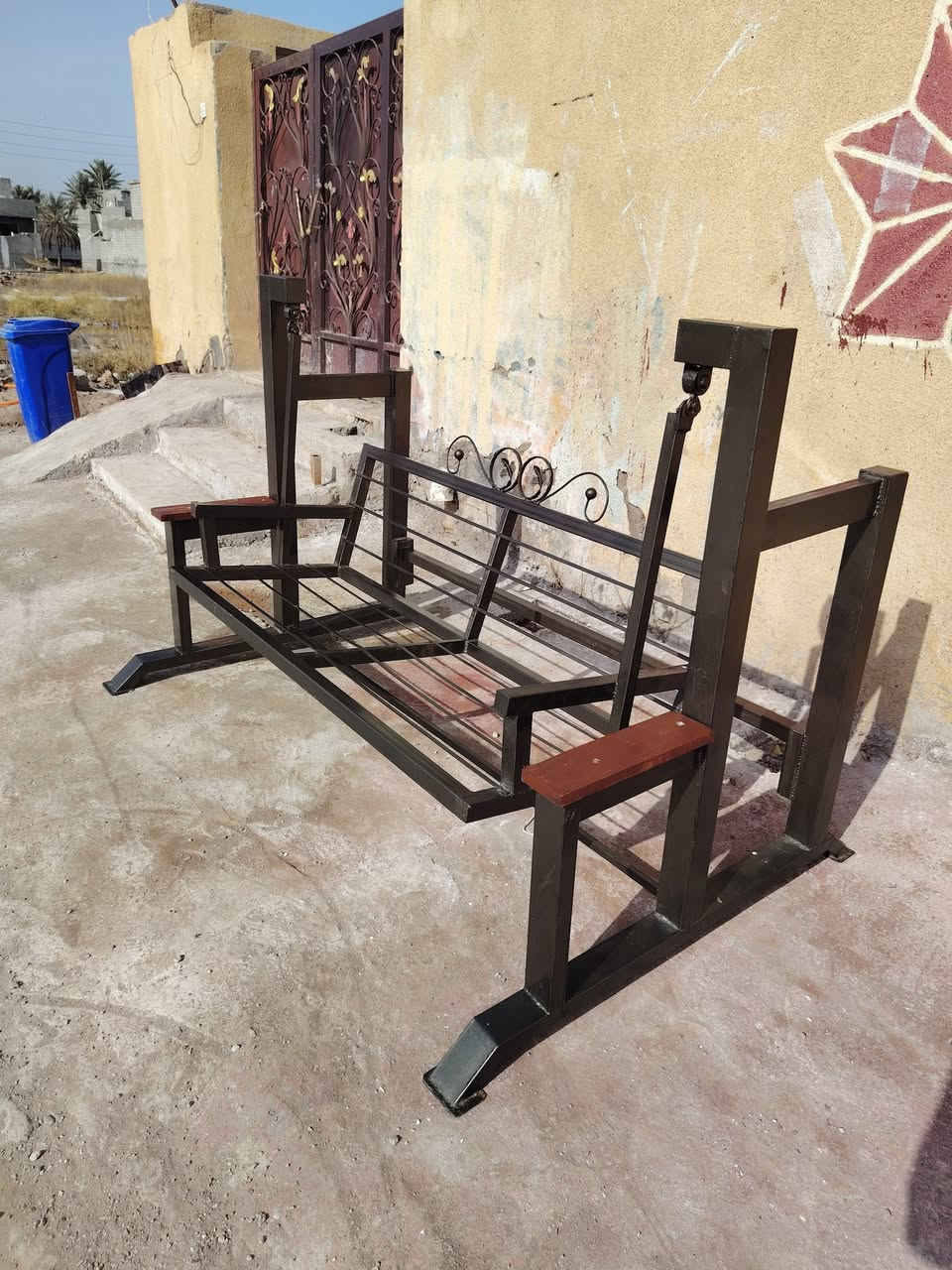 مرجوحه ترهم  داخليه او خارجيه
حديد ثقيل 3نفر
200وبيها مجال ديالى/بهرز
***********
