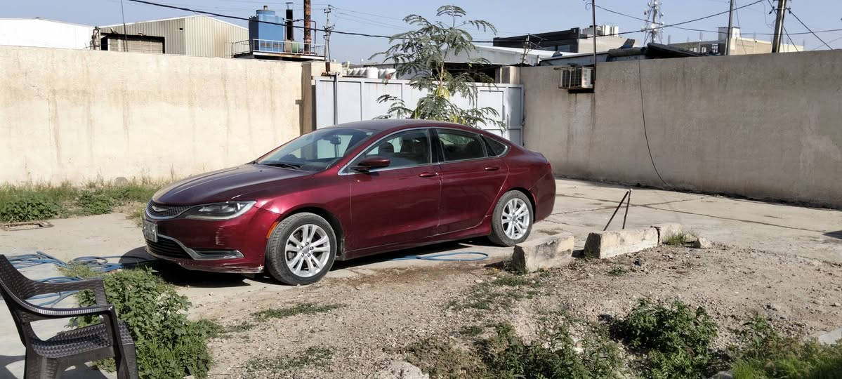 (السعر 104)السلام عليكم كرايسلر سي 200 موديل 16 بيهة صبغ باب خلفي و جاملغ خلفي بدون دواخل بدون ايرباك مكينه كير ميكانيك كهرباء مكفوله و بلاديه و ممفتوح بيهة برغي ترايهة انطيك بي دول مو محافضات  يعني اي نقص مبيهة الي يدور سياره جديده و ميفتح بنيد سعرهة 104 و بيهة مجال ماشيه 113 الف رقم اربيل باسمي هزه و سنويه جديده نص مواصفات شاشه صغيره كامره كير ماوس هاند بريد دكمه تحكم ستيرن و مثبت سرعه السياره كلوب جيك ممشتغل بيهة بس الزنون مسوي ب300 دولار مكانهة الغزاليه *********** بغداد, العراق
