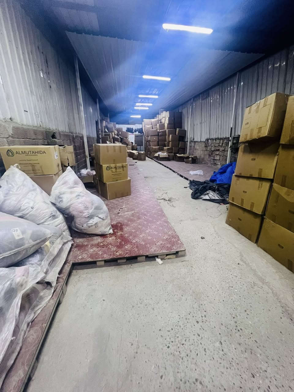 للإيجار مجمع اومخزن بمساحة كبيرة تجاري ع الشارع  ⬇️⬇️
تفاصيل حتوي على مخزنين 

ومكتب جاهز وصحيات 

موقع الشعب شارع الصحة  

*********** 

مكتب برج البنوك
