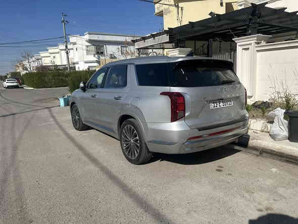 ﷽
للبيع فقط…
‏Hyundai palisade  2023 calligraphy
هونداي بلسايد كلگرافي 
الموديل : 2023
الون : سلفر 
العداد : 37 الف ميل قابل للزياده 

الضرر : نصف دعاميه اماميه فقط تم تبديلها وصبغها باقي السياره سليمه الجاملغ الايمن اجه بداخلها مفتوح فقط تم شده بدن ضرر كل الايرباكات سليمه 
بيها طخه بسيطه بلصندوك داكها بارد موضحه بلصور  قبل لا اسويها…
صور الحادث مرفقه بلمنشور 

المواصفات :-
1-شاشة عرض داتشو 
2-المحرك   v6    3.8 
3-بصمة تشغيل + بصمة ابواب 
4-اصطفاف ذاتي(تقديم + ترجيع عن طريق الريمونت)  
5-فتحة سقف +بانوراما
6-سماعات هارمن كاردن عدد 16
 7-رادار امامي  + خلفي 
8-حساسات امامي + خلفي 
9-كامرات عدد 6  360 درجة 
10-كشنات امامي خزن ميموري 
11-كشنات كهربائي تدفئة وتبريد🥶
12-انارة داخليه (محيطيه) + انارة دشبول 
13-بردات جانبية
14-تبريد مركزي امامي + خلفي منفصل التحكم
15-تحكم ستيرن + شفتات
16-تدفئة ستيرن 
17-مرايا هيتر + تعتيم 
18-صندوق كهربائي شفط + اربع وضعيات فتح صندوق
19-وضعيات قيادة  (5)
20-ويل كب حجم  20 
21-اوتو هولد + نقطة عمياء 
22-سايد بريك بصمة + مثبت سرعة
23-شحن وايرلس 
24-إشارات بالمرايا  + إشارات جانبيه
25-اوتو هولد 
26-تحديد مسار
27-شاشة ديجتال كبيرة
28-تشغيل عن بعد .
29-تدليك كشن . مساج 
30-دفع رباعي 
31-نظام مانع انزلاق 
32-نظام نزول منحدرات
وبعد بيها هوووواي مواصفات معروف الكلگرافي الVIP فول 1/1
السياره رقم بغداد انكليزي 
السعر 345 ورقه 
للستفسار اكثر يرجا الاتصال بلرقم 
***********
***********
