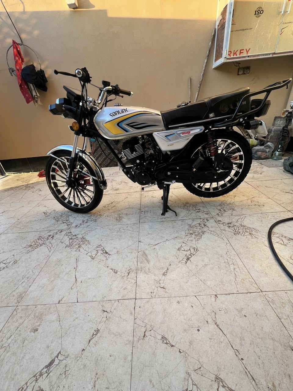 السلامً عليكم
سيفان سونك موديل 2025
 محرك السود ماصار هواي من شاده
 دراجه على وظع الشركه 
بصمات اثنين 
السعر 850 وألشراي بخدمته 
مكاني جديده الشط 
***********
