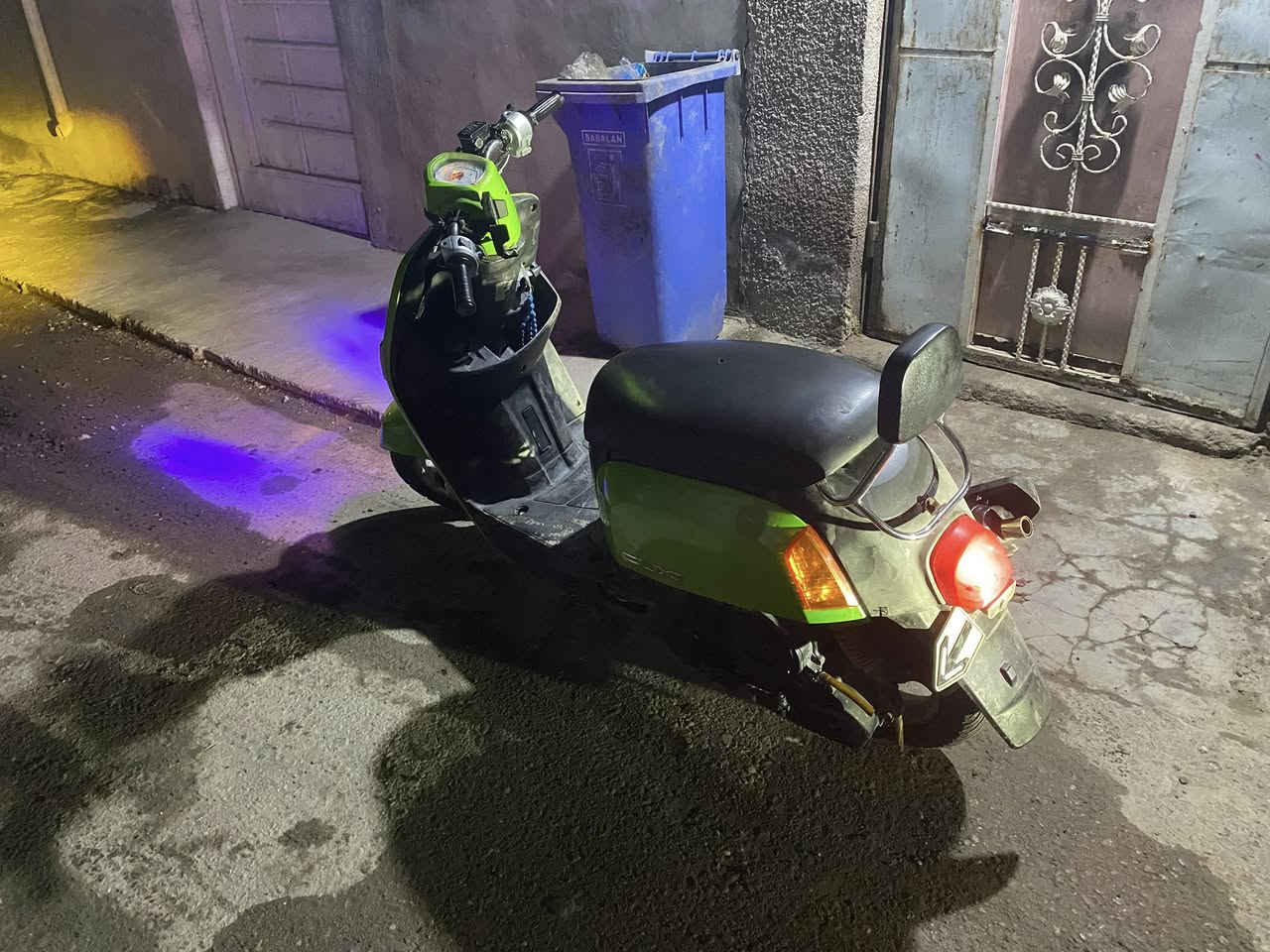 السلام عليكم دراجه ماكس بوليس الدراجه اخت الرمبه تجفيت صاله سبوعين صالنصه اف ام جديده كلجات خلفي امامي جدد عنبار بريك وفج جدد بنز خلفي جديد الدراجه محرك ناعم قطره دخان ما بيه نكره بكل وقت السعر 600وبيه مجال ***********
