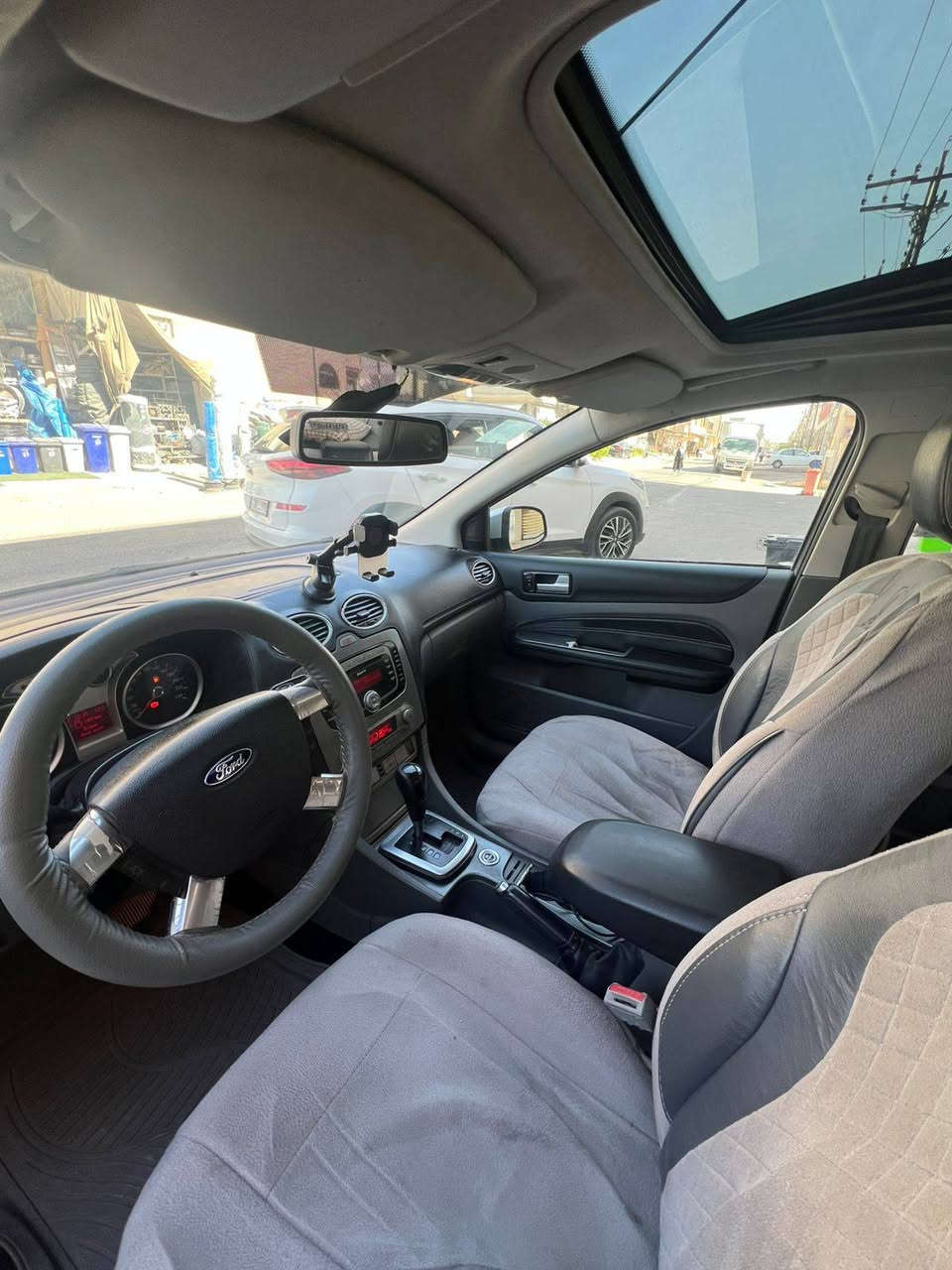 سلام علیکم
فۆرت فۆکس 2011 تیتانیۆم فول فول مواسەفات 
دوو کوشین هیتەر 
تەعدل سورحە 
چار جام کارەبایی ئۆتۆ 
بەسمە 
69 وەرەقە و محامەلە 
ژم . ***********
