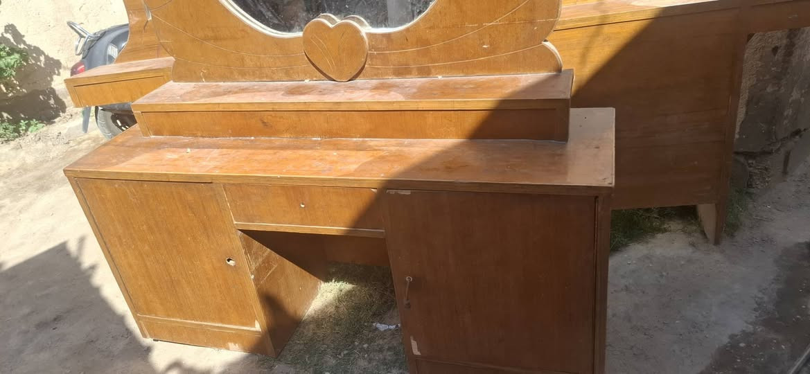 راس جربايه والخشبه العرض  وميز مرايه وكومديات ٢وزاويه عدد ٢للبيع ***********العنوان الامن الداخلي
