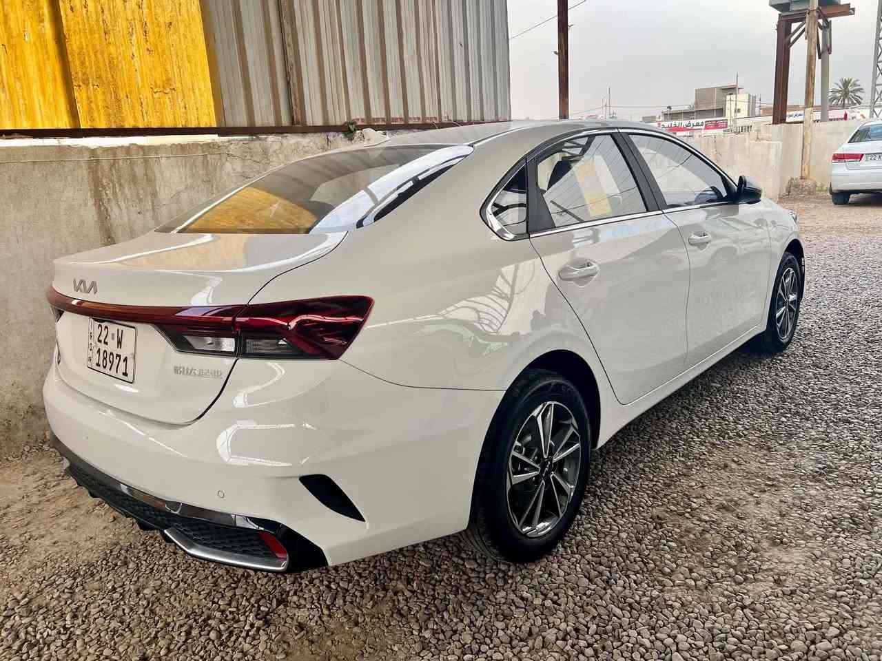 السلام عليكم للبيع كيا 3 موديل 25 رقم اربيل زيرو ماشيه  3000 كفاله عامه من الشخط فول مواصفات مكان السياره محرك 1500 دبل نازل واسط الصويره الشراي يتصل ***********
