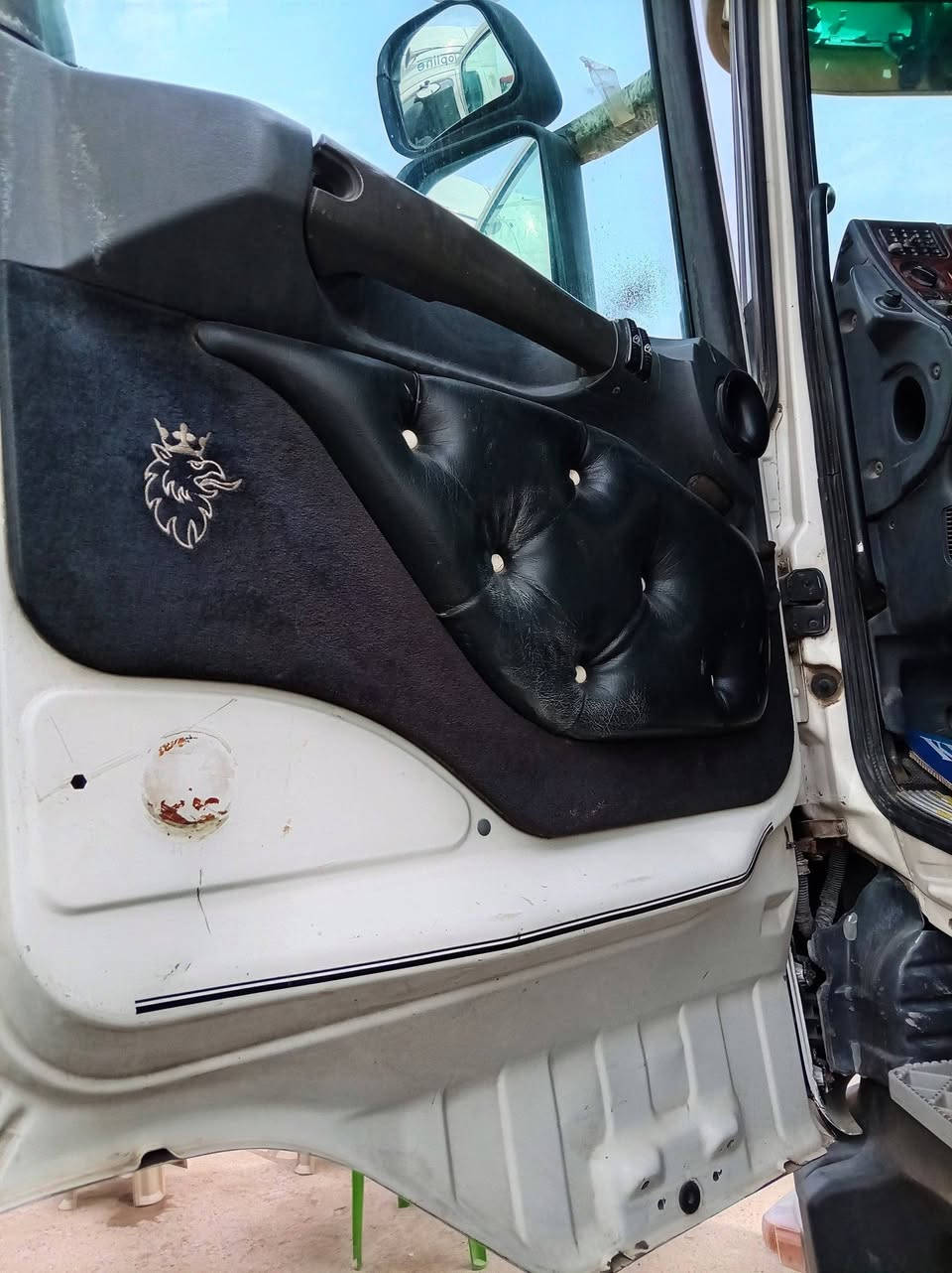 سلام عليكم راس اسكانيه للبيع مديل 2003 السياره تخم تاير السياره جاهزه كبل للشخل مربوطه افلات دواخل نضاف كير و مكينه  جدد ترايك وين متريد للاستفسار ***********
