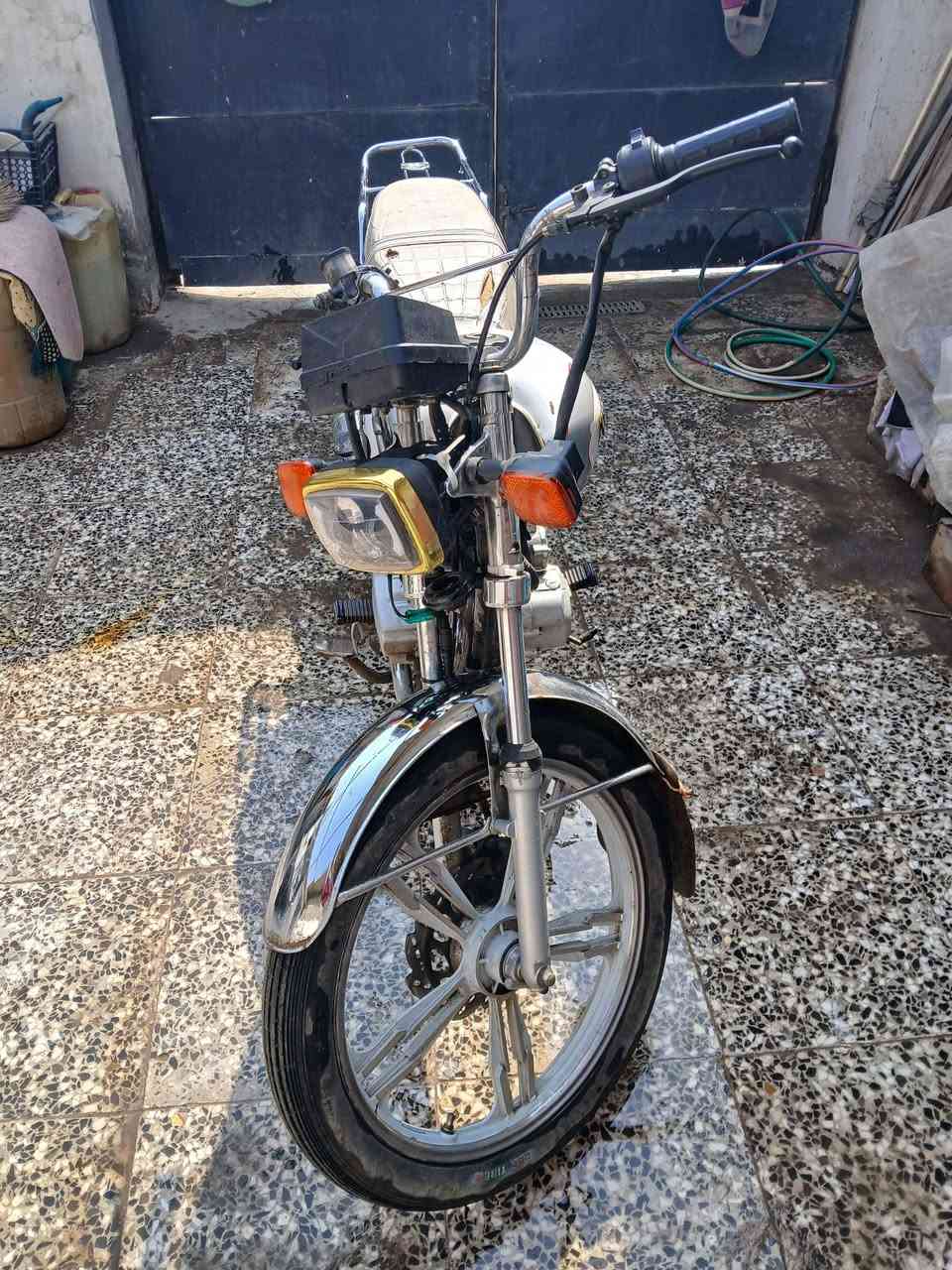 سلا عليكم دراجة يراني البيع موديل 21 أوراق كامله السعر 500  وبيها مجال حك الجيه مكانك بغداد الشعب ***********
