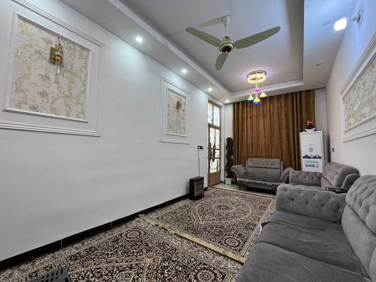 🔴 بيت للبيع!
📍العنوان: مليبيج شارع كريم رجيبه/ يبعد عن الشارع العام(طريق كربلاء-طويريج) 50 متر.
📃 جنس العقار: طابو صرف
🏡 المساحة: 120 متر واقع حال (100م بالسند).

🏡 يتكون البيت من:
- طابقين.
- استقبال 7*3.
- ثلاث غرف بمساحة 6*3.5
وغرفة رابعة بمساحة 6*4.5.
- مطبخ 4*2.5
- صالة وثلاث مجاميع صحية داخلية وخارجية.

ملاحظات:
- بناء البيت سنة 2021 حديث درجة اولى، الارضية مرمر لكلا الطابقين.
- عرض الشارع 12 متر, مجاري كاملة و مشمول بالتبليط في الاشهر القادمة.

💵 [السعر 180 مليون.]
للتواصل الاتصال على الرقم: ***********
