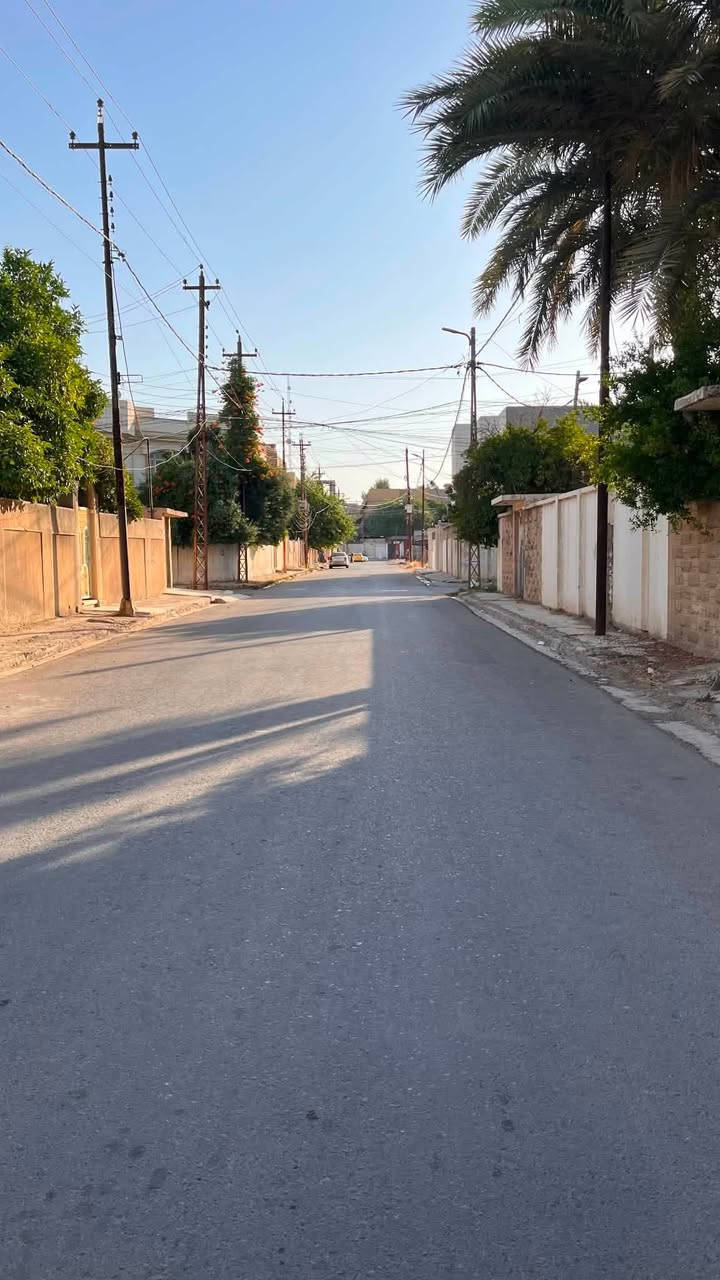 السلام عليكم دار للبيع بحساب ارض فرصه استثماريه عنوان . الطيران قرب مجلس النواب مواصفات الدار مساحه ٢٠٠ متر واجهه ١٣ العمق ١٥ طابقين ٦ غرف هول مطبخ صحيات كراج البيت بناء سبعينات سند طابو ملك صرف مميزات الموقع يبعد دقيقتين عن شارع المطار خمس دقايق عن بانزيخانه الغزلاني لمعرف التفاصيل اكثر . ادخل خاص او الاتصال علا الأرقام *********** وا *********** وشكرآ
