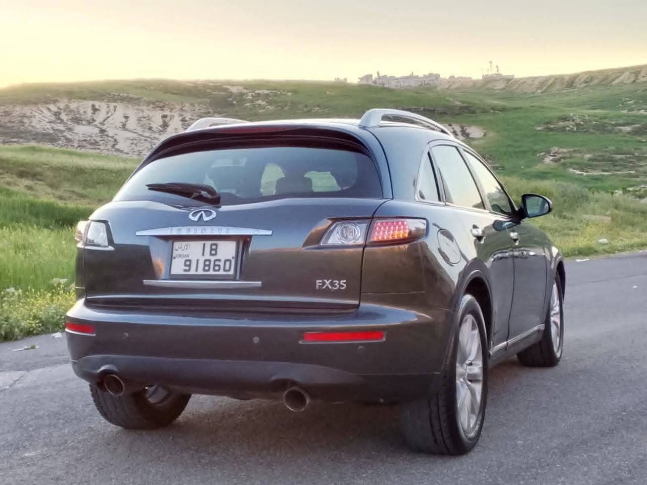 إنفينيتي FX35 موديل 2008 كروس أوفر رياضية فاخرة بامتياز، تتميز بمحرك \(V6\) سعة 3.5 لتر يولد 280 حصاناً، وتصميم خارجي جريء، ونظام دفع خلفي أو رباعي. تجمع بين أداء السيارات الرياضية وعملية الـ SUV، وتأتي بنظام تعليق متماسك، ونظام صوتي مميز من Bose.المواصفات الفنية الكاملة (2006):المحرك: 3.5 لتر \(V6\) (24 صمام) مصنوع من الألومنيوم، كامات علوية مزدوجة.القوة: 280 حصان.عزم الدوران: 37.9 كجم/م (270 رطل-قدم).ناقل الحركة: أوتوماتيك 5 سرعات مع وضعية يدوية (تيبترونيك).نظام الدفع: خلفي أو رباعي ذكي  ثانية.الميزات والتجهيزات:التصميم الخارجي: جنوط ألمنيوم  20 بوصة الحديث ، مصابيح زينون أمامية كشافات زينون مع اضافات عدسات (Xenon)، وفتحة سقف 
.المقصورة الداخلية:
 مقاعد جلدية فاخرة، مقاعد أمامية كهربائية بـ 8 اتجاهات مع ميزة التدفئة، شاشة معلومات
، ونظام تكييف أوتوماتيكي
 مزدوج.التقنية: نظام صوتي كامل  Bose مع شاشة تيسلا اورجيتال لعرض كامل معلومات السيارة ع الشاشة، نظام ذكي لتشغيل السيارة (Keyless).الأمان: فرامل \(ABS\) مهواة، نظام توزيع قوة الفرملة (\(EBD\))، وسائد هوائية متطورة، ونظام التحكم في الجر
:المميزات: أداء رياضي قوي جداً، ثبات ممتاز
فحص كامل بسعر 5800 د
الممشى :١٧٥ الف كم ‏‪+962795948401‬‏


**إذا كنت صاحب هذا الإعلان وتريد حذفه لأي سبب، رجاءا أرسل رسالة إلى الدعم الفني**